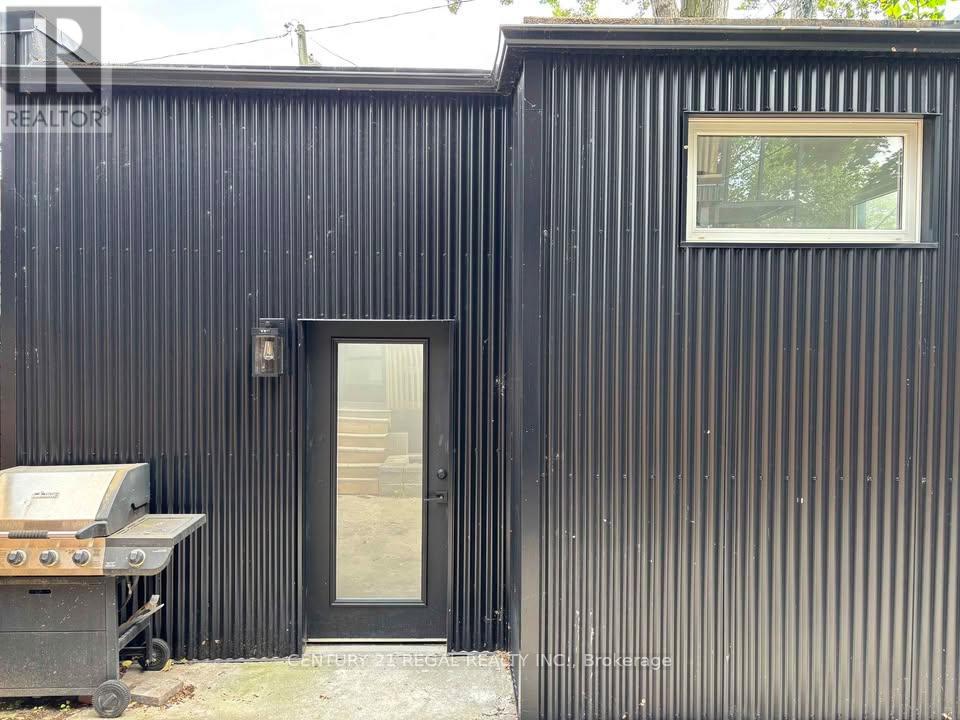 #5 - 187 Fern Avenue, Toronto, Ontario  M6R 1K2 - Photo 2 - W12448652