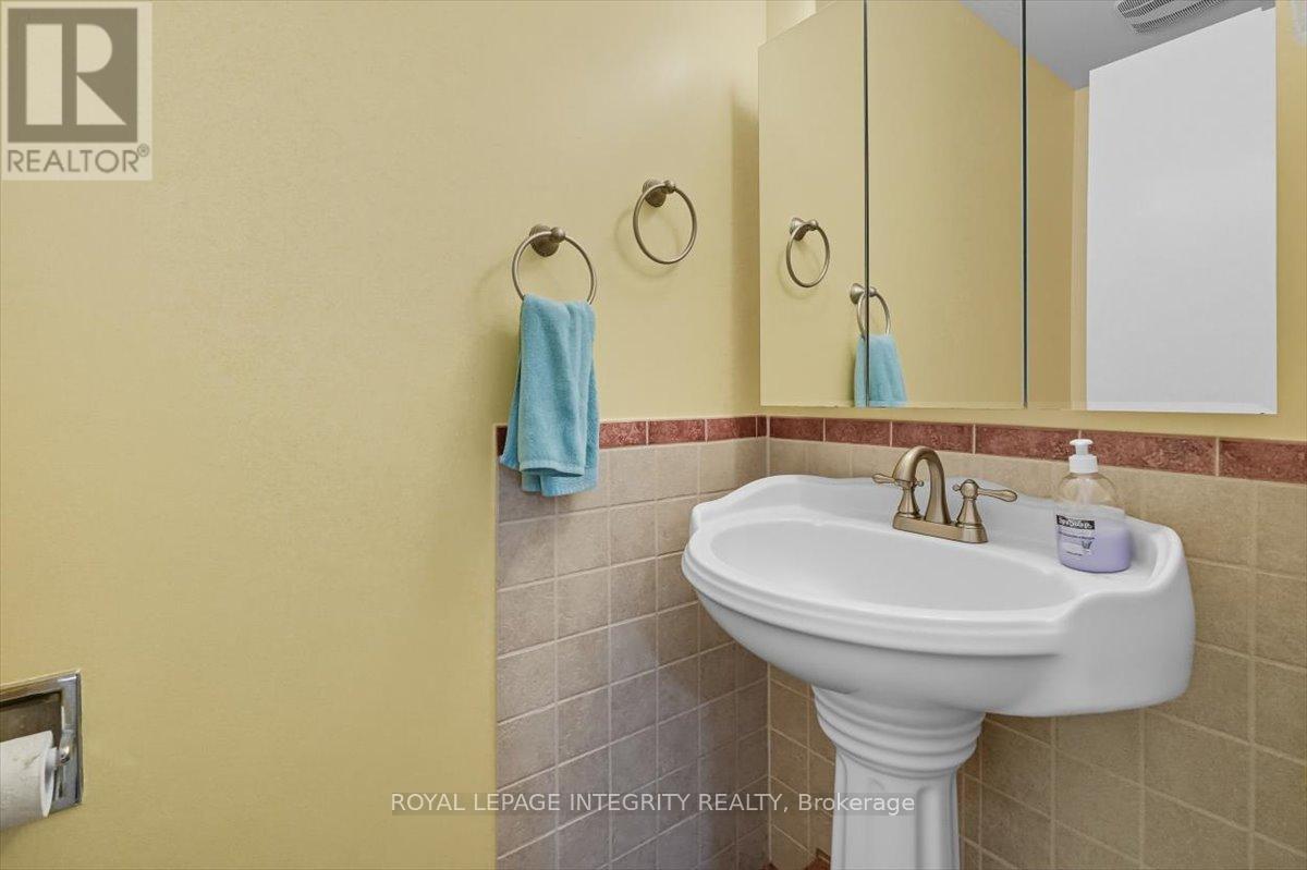 6420 Bilberry Drive, Ottawa, Ontario  K1C 4P3 - Photo 13 - X12448709