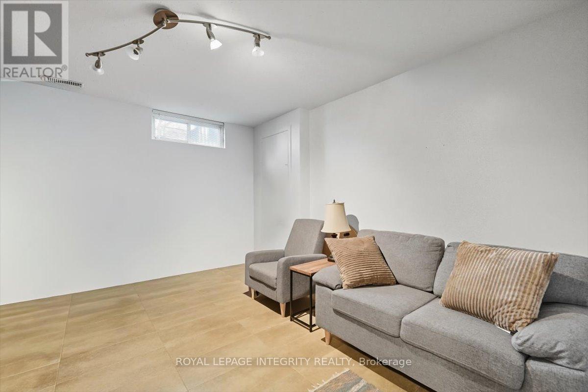 6420 Bilberry Drive, Ottawa, Ontario  K1C 4P3 - Photo 22 - X12448709