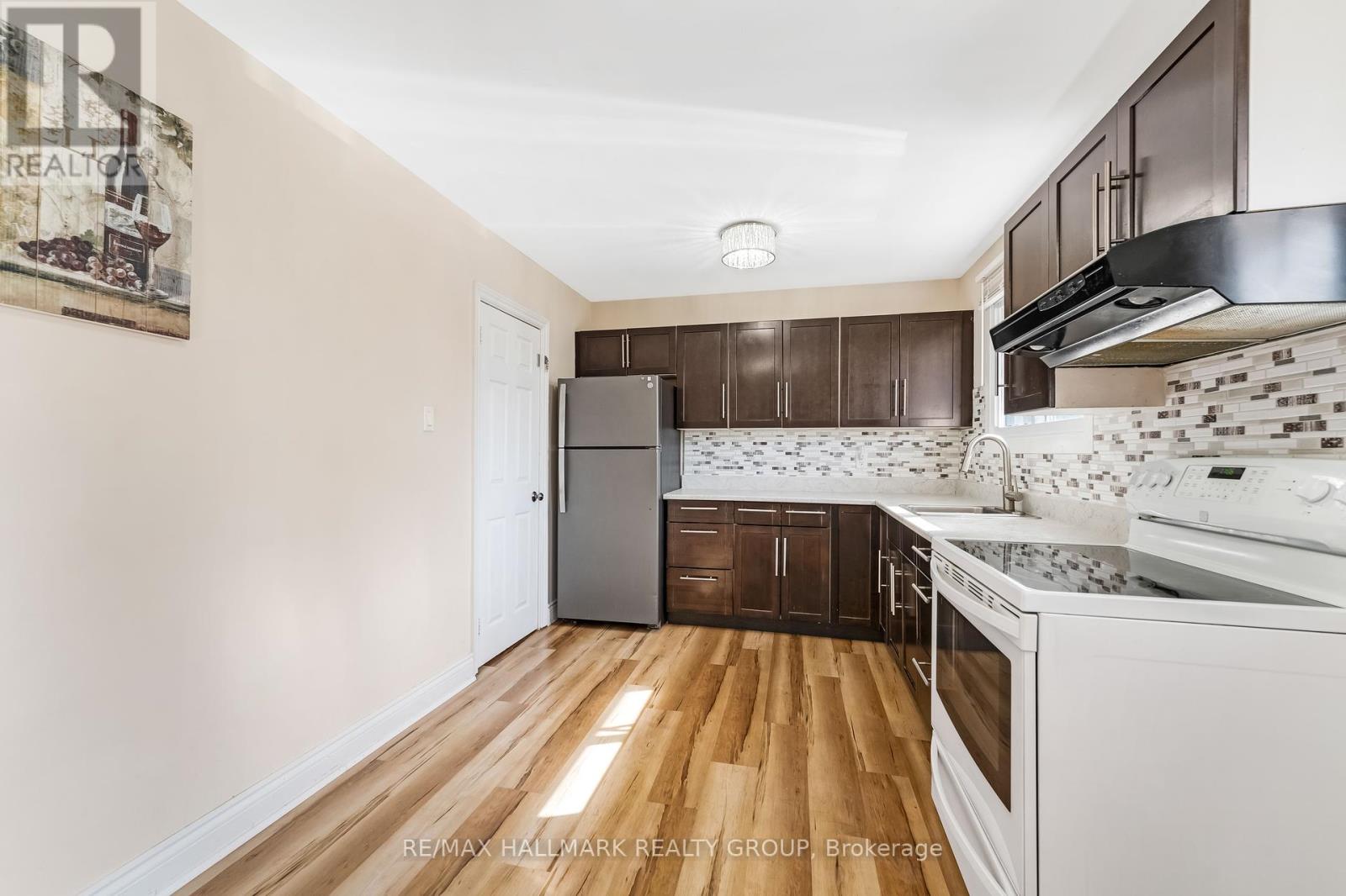 591 Eastvale Drive, Ottawa, Ontario  K1J 6Z4 - Photo 12 - X12448713