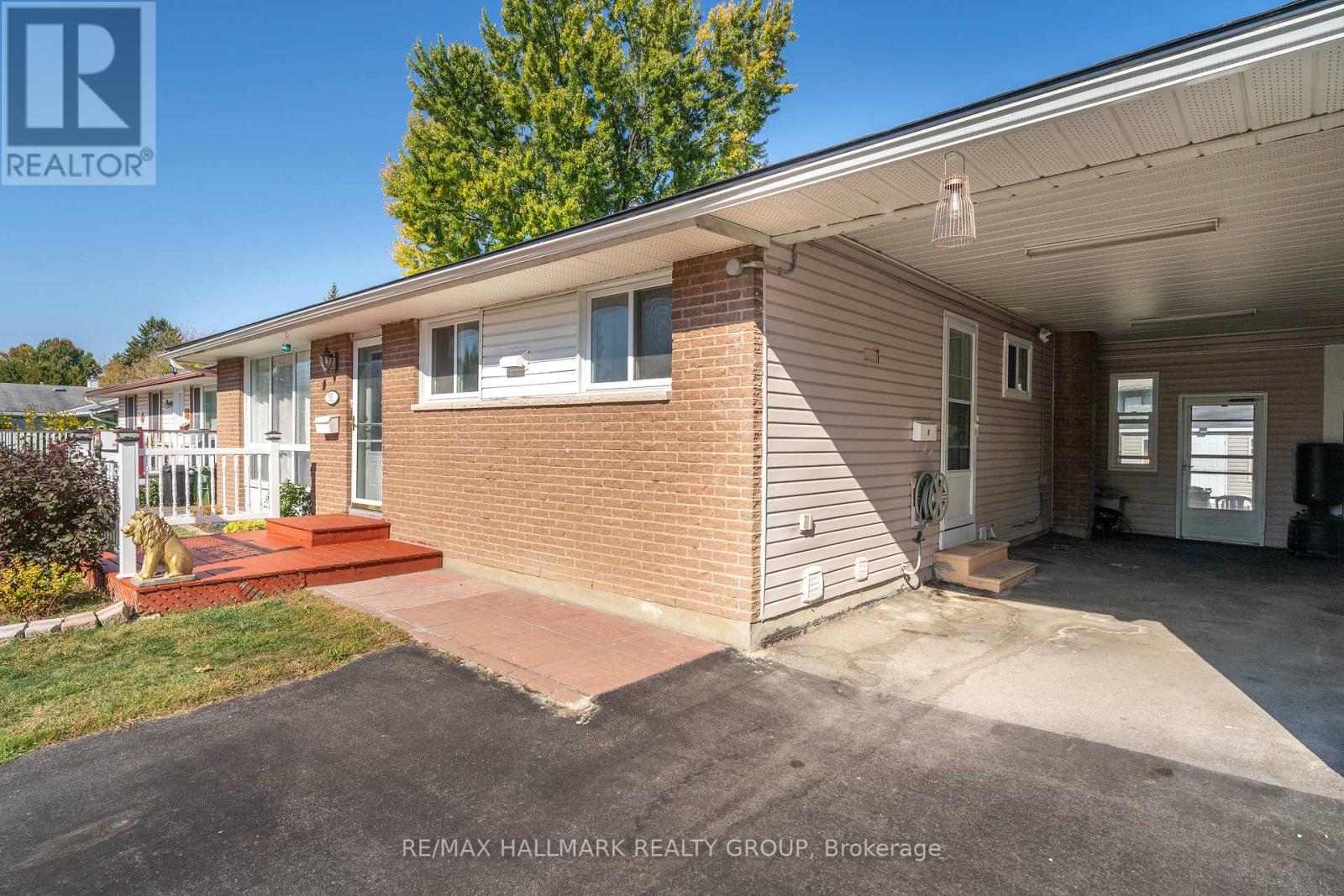 591 Eastvale Drive, Ottawa, Ontario  K1J 6Z4 - Photo 2 - X12448713