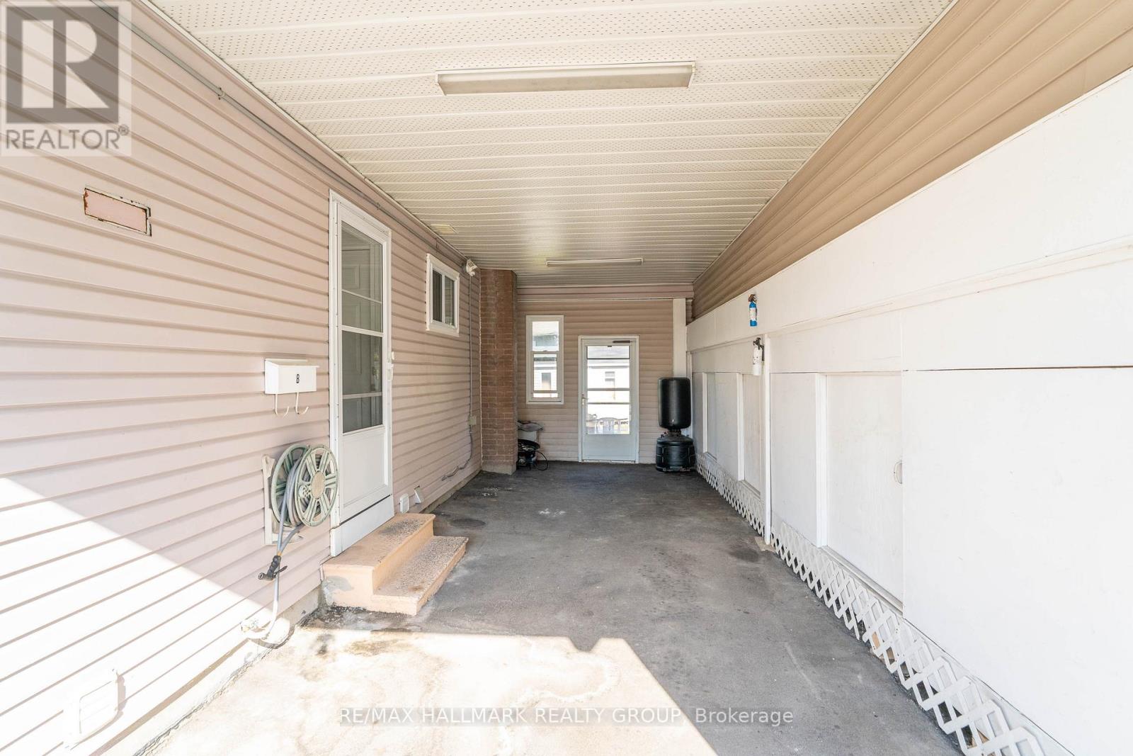 591 Eastvale Drive, Ottawa, Ontario  K1J 6Z4 - Photo 3 - X12448713