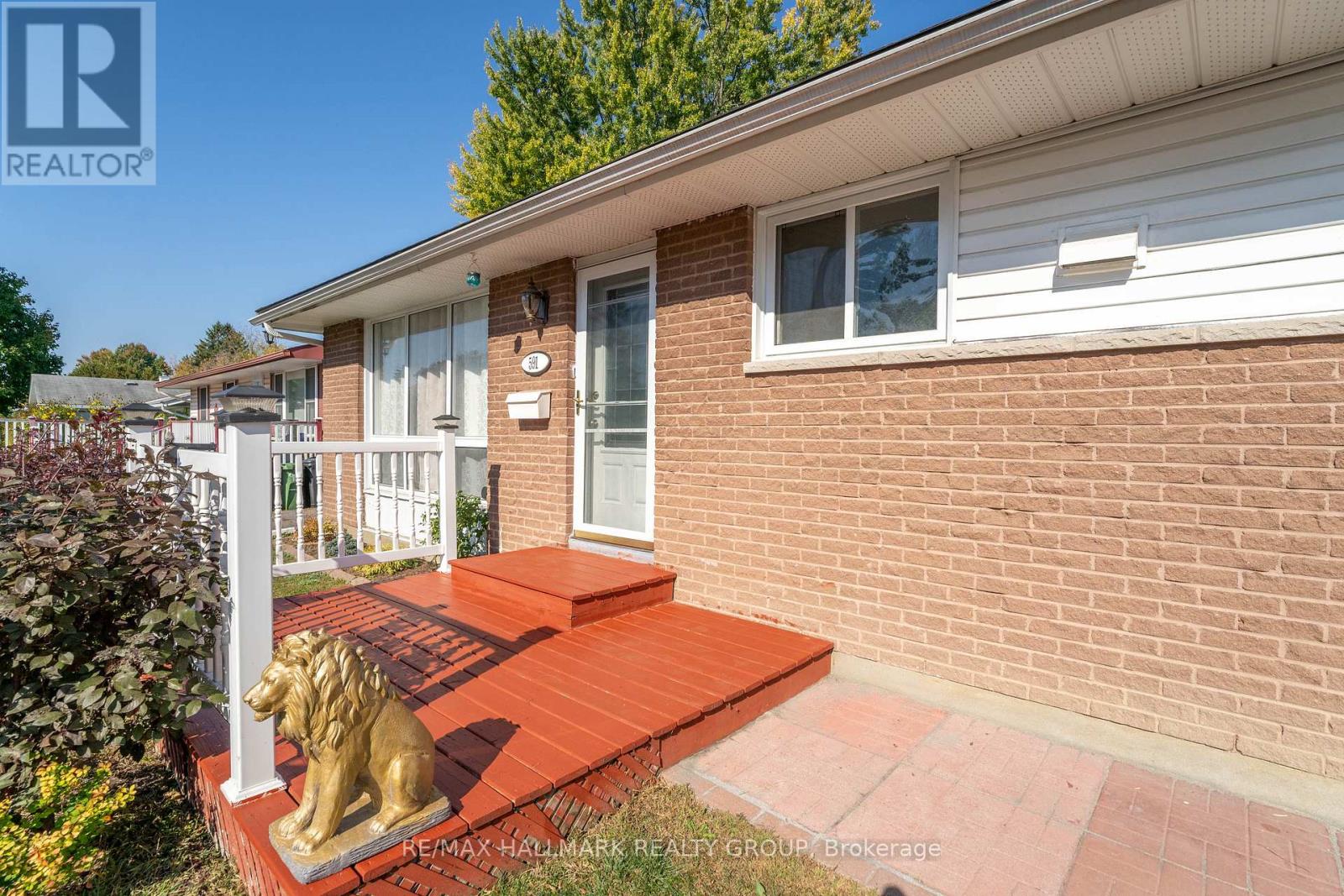 591 Eastvale Drive, Ottawa, Ontario  K1J 6Z4 - Photo 4 - X12448713