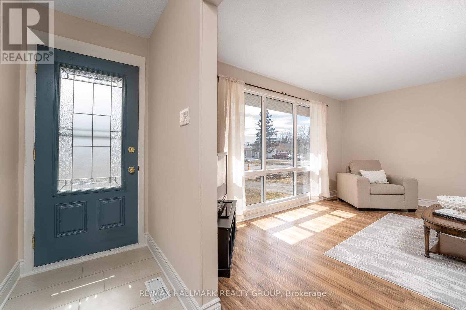 591 Eastvale Drive, Ottawa, Ontario  K1J 6Z4 - Photo 5 - X12448713