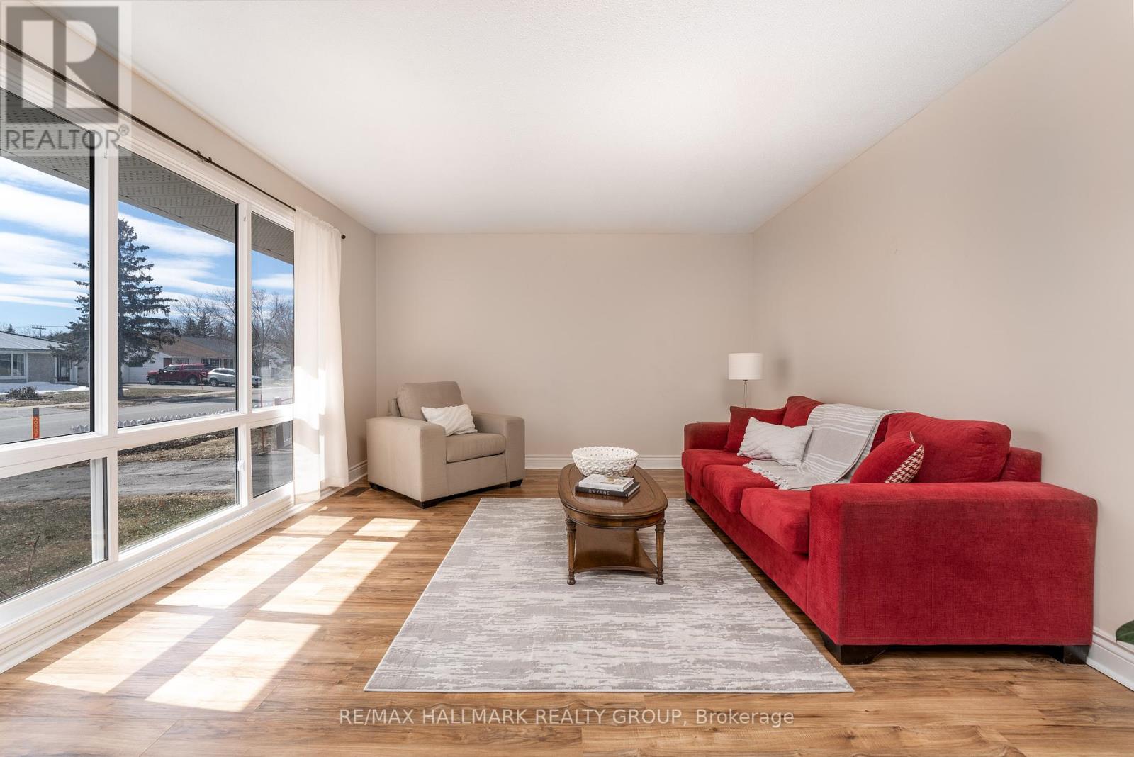 591 Eastvale Drive, Ottawa, Ontario  K1J 6Z4 - Photo 6 - X12448713