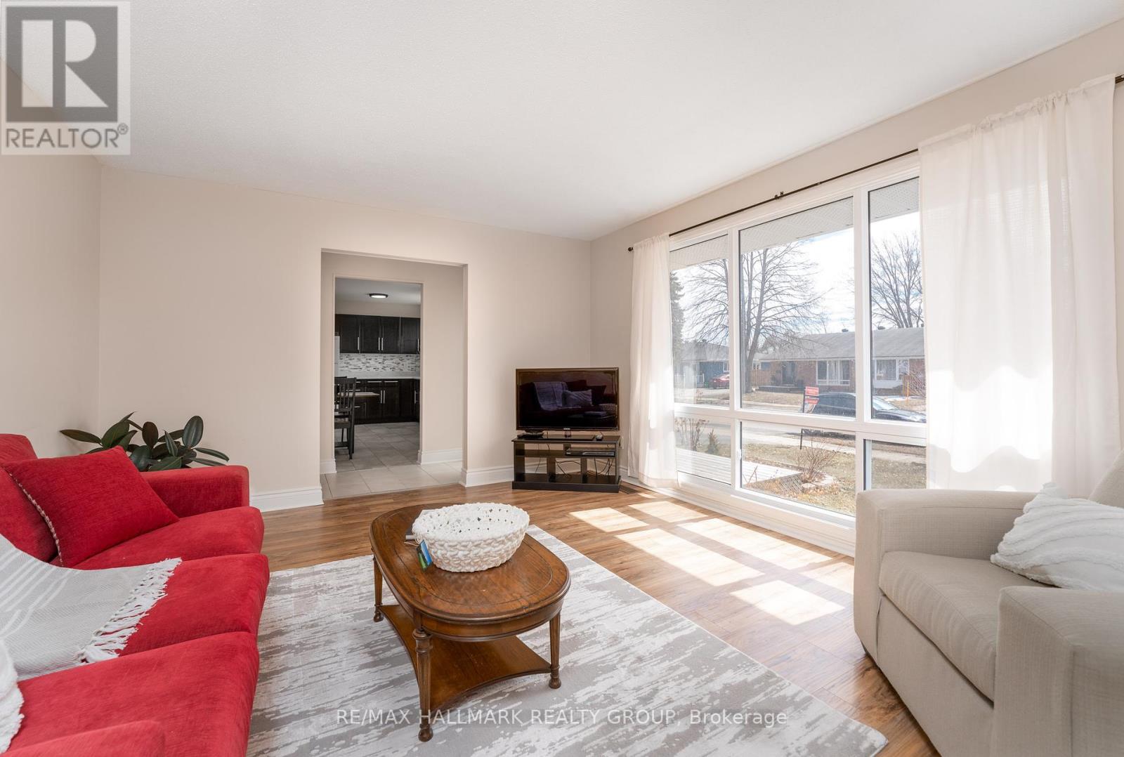 591 Eastvale Drive, Ottawa, Ontario  K1J 6Z4 - Photo 7 - X12448713