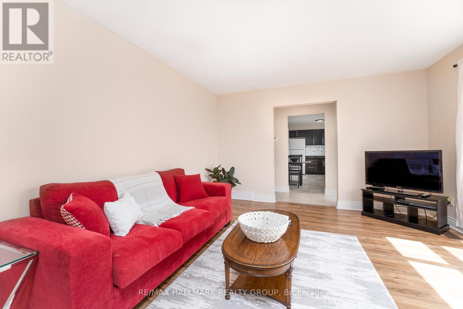 591 Eastvale Drive, Ottawa, Ontario  K1J 6Z4 - Photo 8 - X12448713