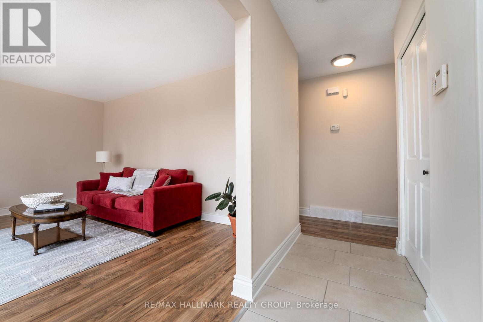591 Eastvale Drive, Ottawa, Ontario  K1J 6Z4 - Photo 9 - X12448713