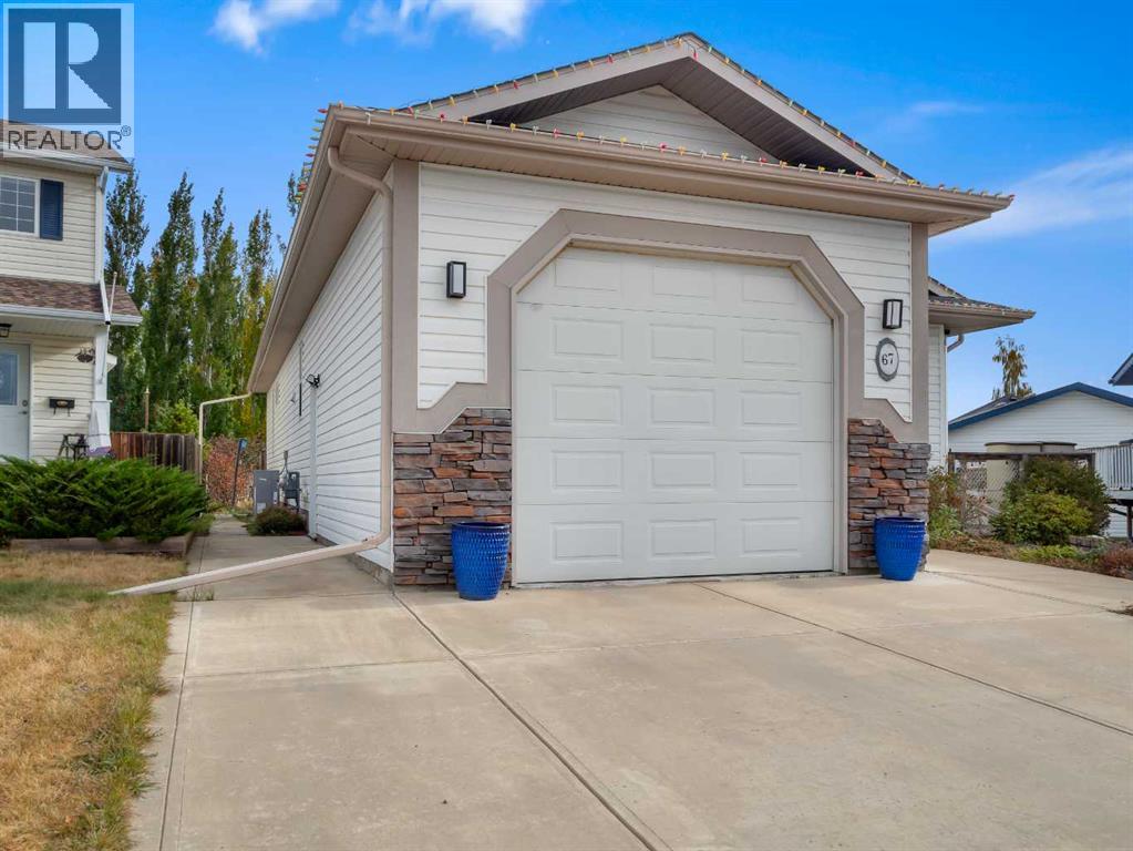 67 Plumtree Crescent, Blackfalds, Alberta  T4M 0E1 - Photo 2 - A2262728