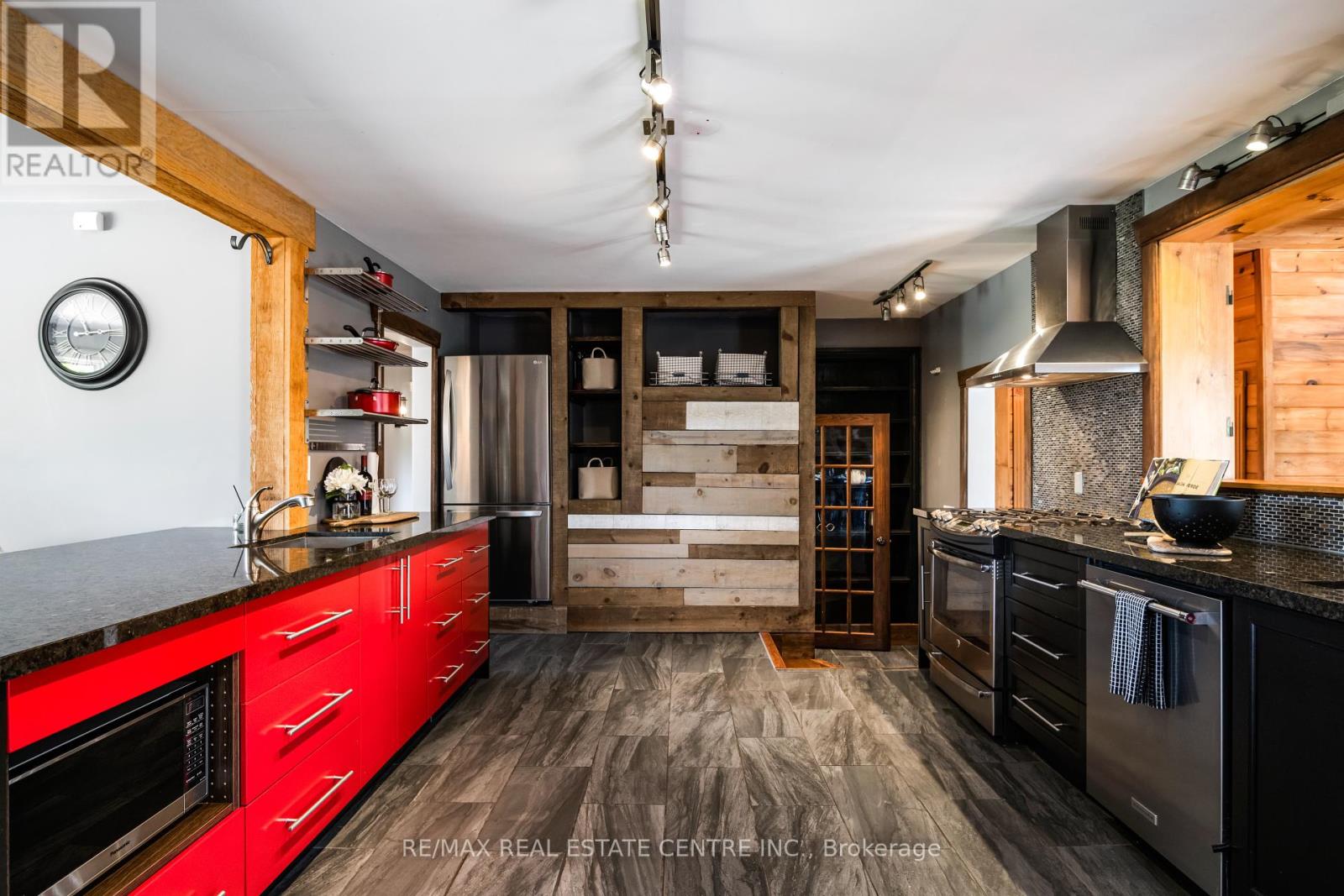 188 Lakeshore Road E, Blue Mountains, Ontario  L9Y 0M9 - Photo 10 - X12448654