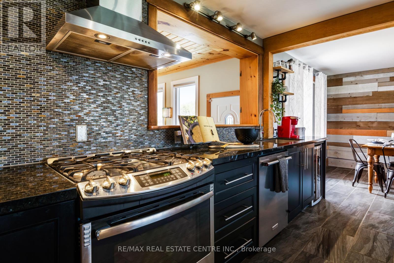 188 Lakeshore Road E, Blue Mountains, Ontario  L9Y 0M9 - Photo 14 - X12448654