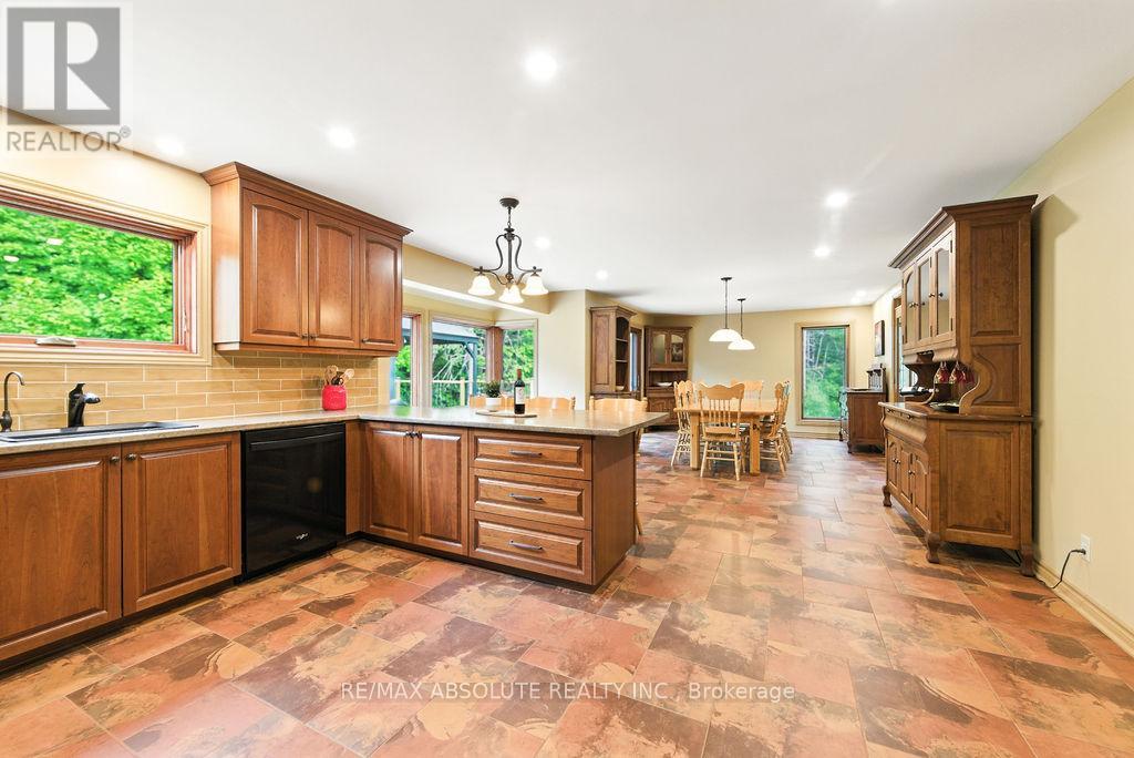 206 Deerwood Drive, Ottawa, Ontario  K0A 2H0 - Photo 11 - X12409662