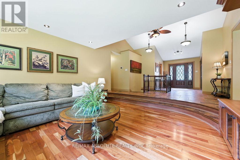 206 Deerwood Drive, Ottawa, Ontario  K0A 2H0 - Photo 7 - X12409662