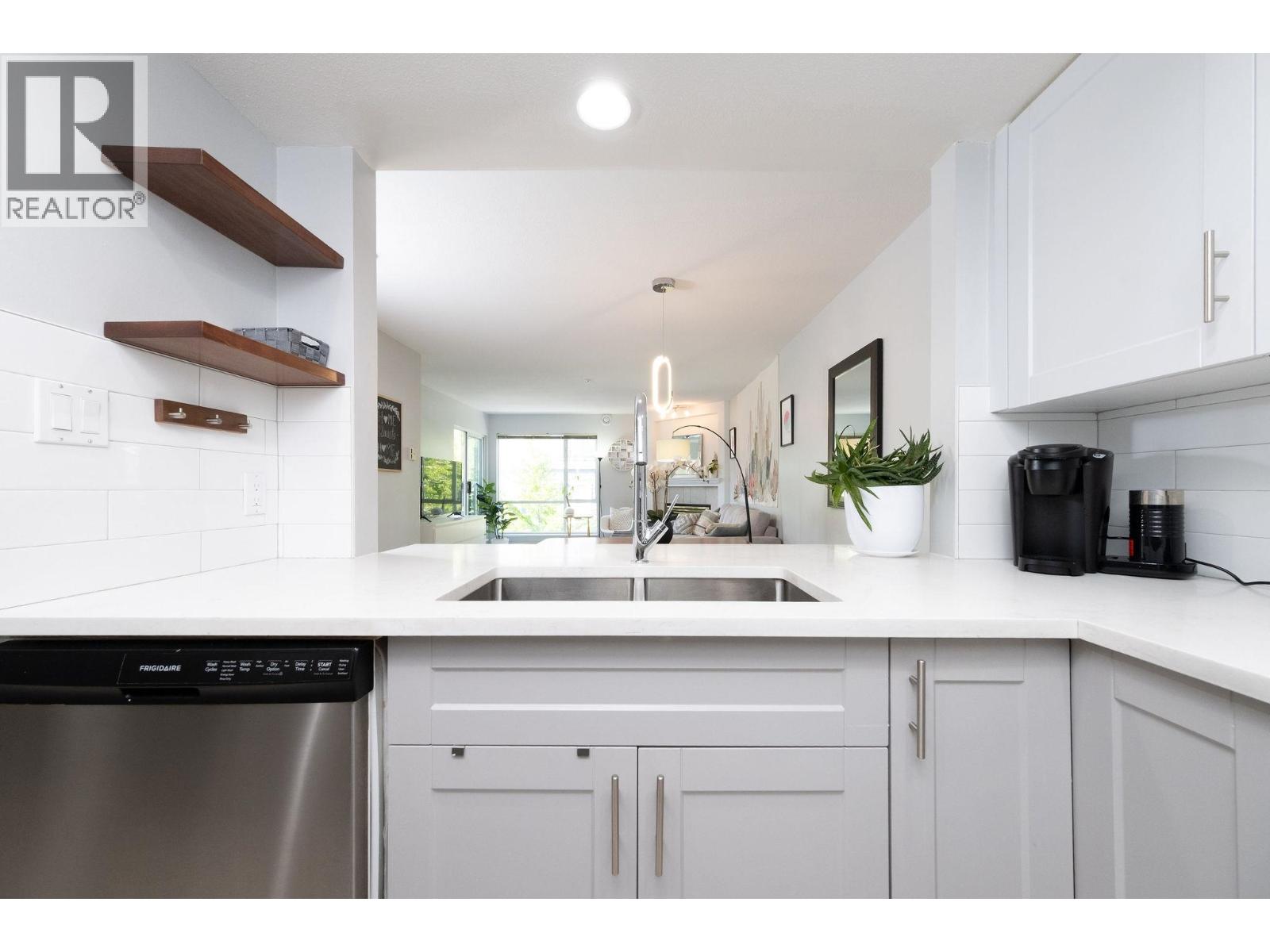 305 789 W 16 AVENUE, Vancouver, British Columbia