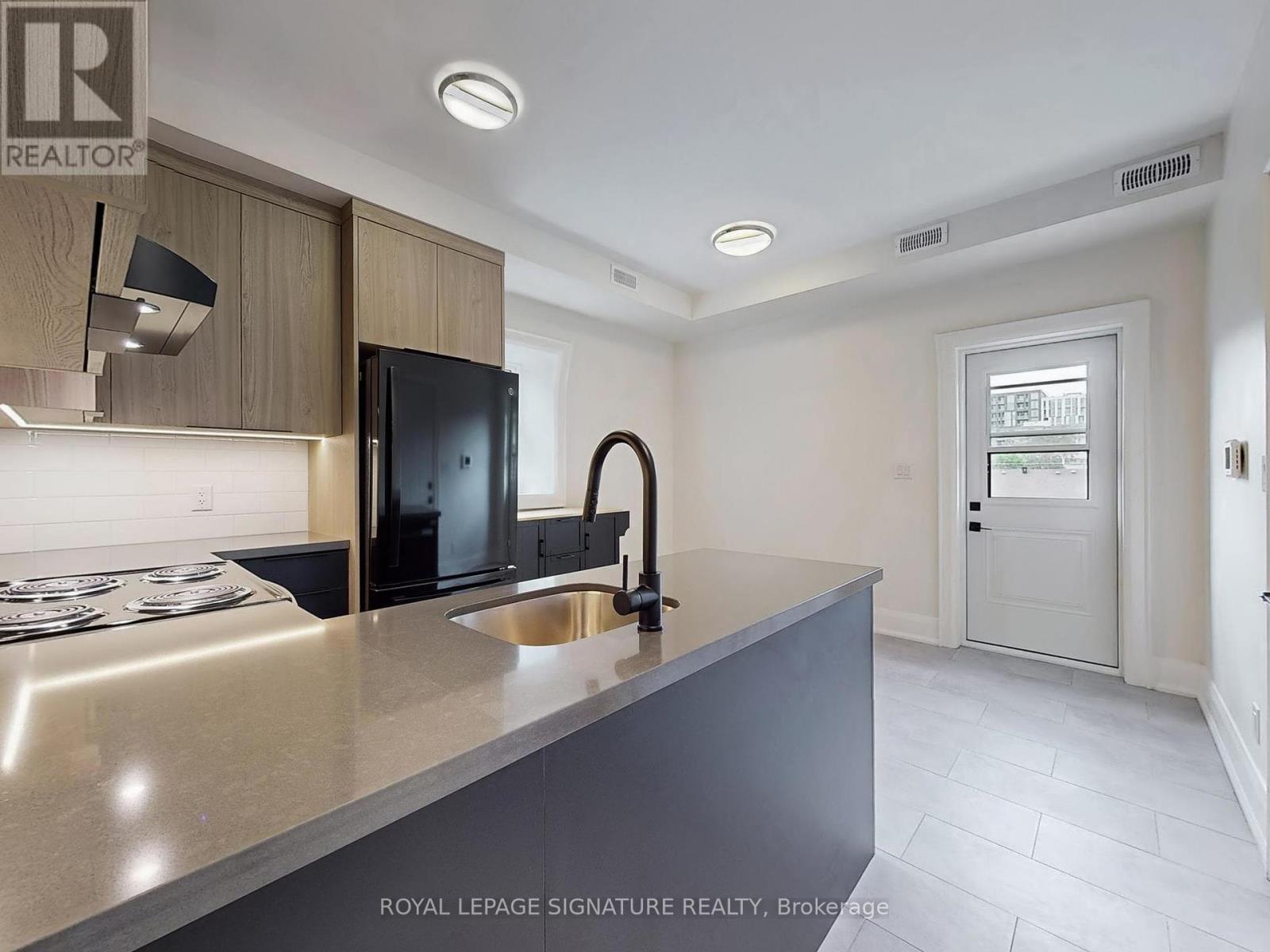 3 - 28 Beaconsfield Avenue, Toronto, Ontario  M6J 3H9 - Photo 5 - C12448705