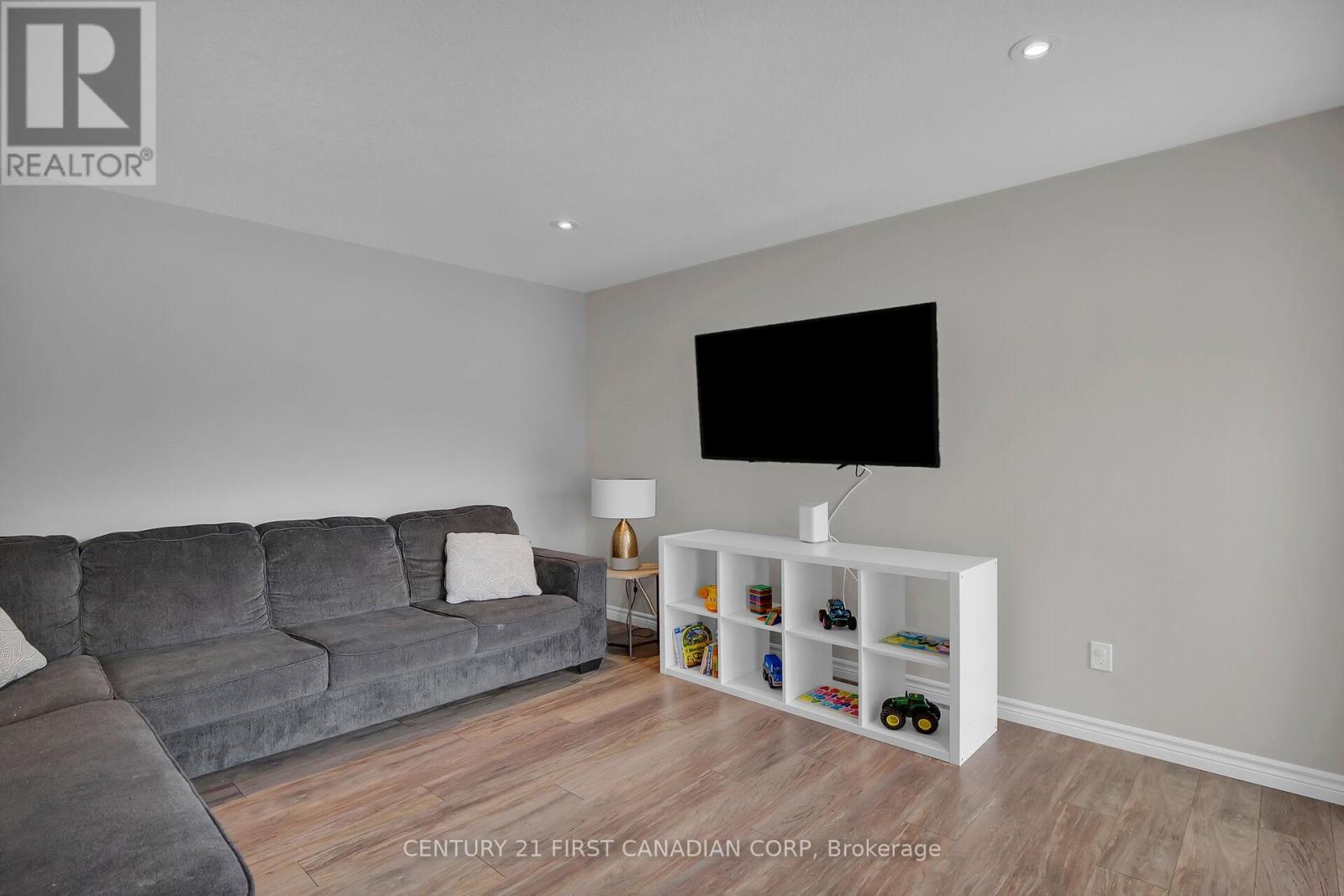 226 Emery Street, Central Elgin, Ontario  N5L 0A5 - Photo 12 - X12448787
