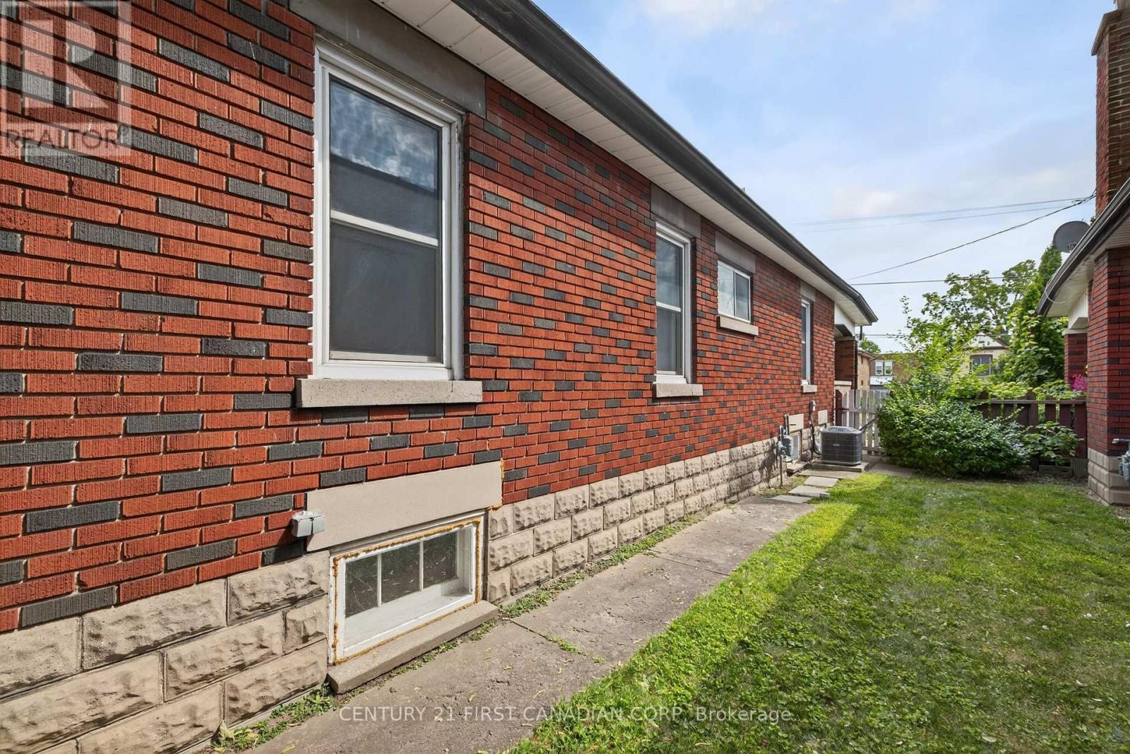 1230 Dundas Street, London East, Ontario  N5W 3B2 - Photo 35 - X12448814