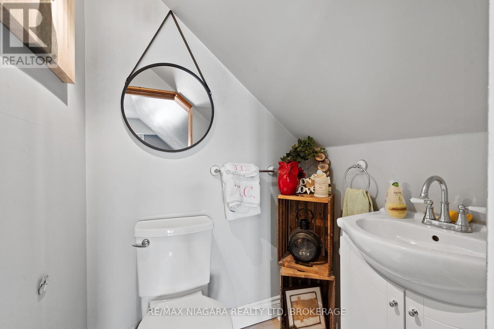 201 Knoll Street, Port Colborne, Ontario  L3K 5B4 - Photo 14 - X12415936