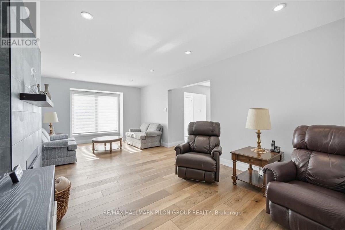 6343 Viseneau Drive, Ottawa, Ontario  K1C 2G8 - Photo 10 - X12448767