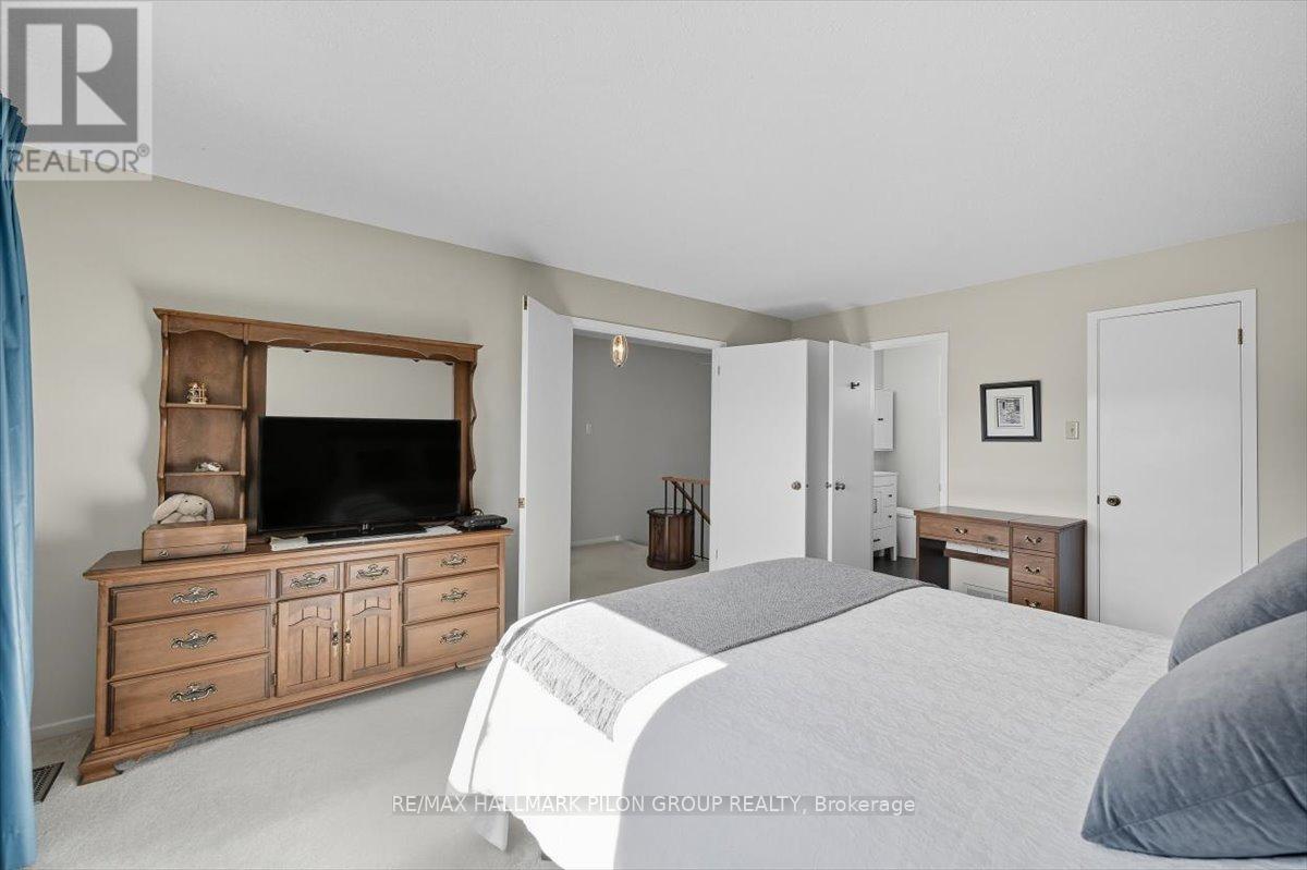 6343 Viseneau Drive, Ottawa, Ontario  K1C 2G8 - Photo 13 - X12448767
