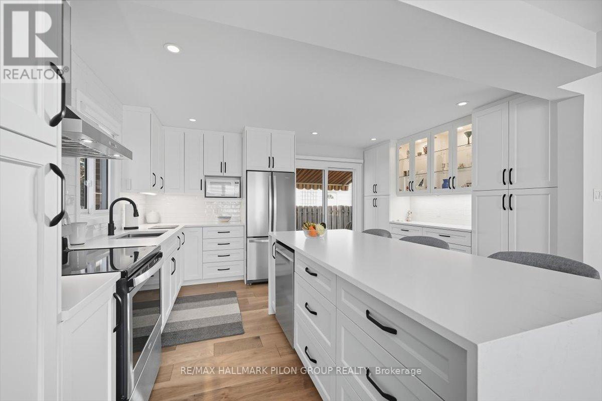 6343 Viseneau Drive, Ottawa, Ontario  K1C 2G8 - Photo 3 - X12448767
