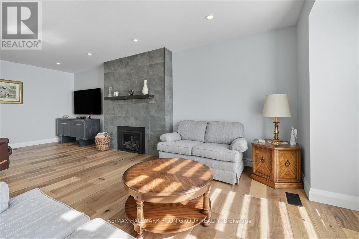 6343 Viseneau Drive, Ottawa, Ontario  K1C 2G8 - Photo 8 - X12448767