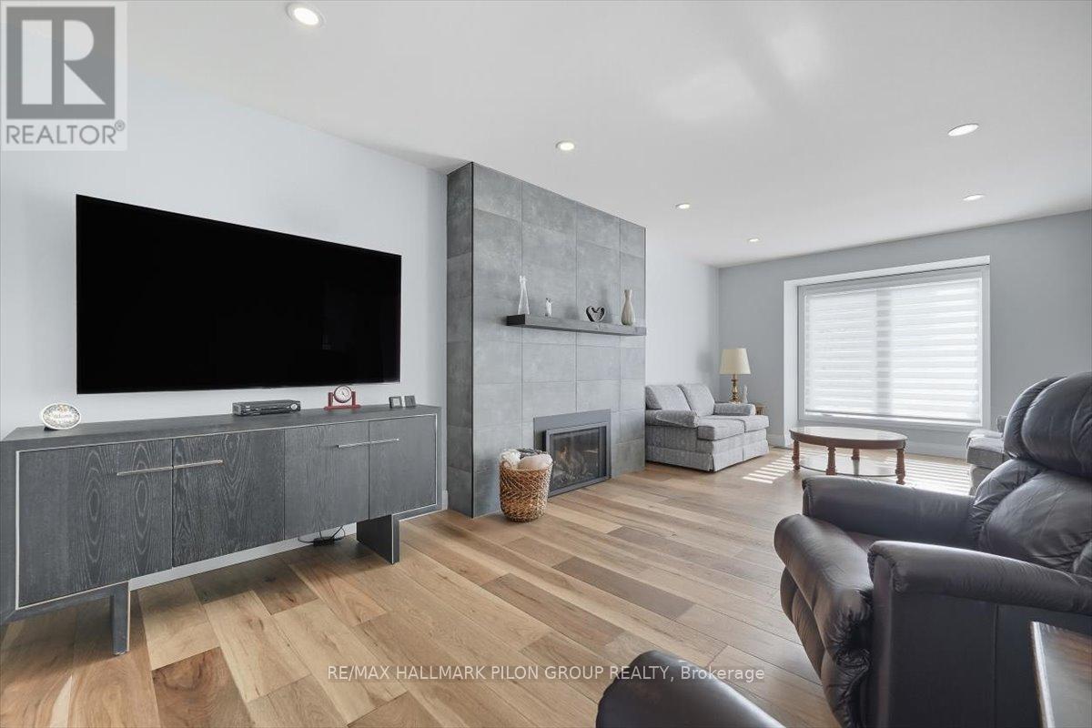 6343 Viseneau Drive, Ottawa, Ontario  K1C 2G8 - Photo 9 - X12448767