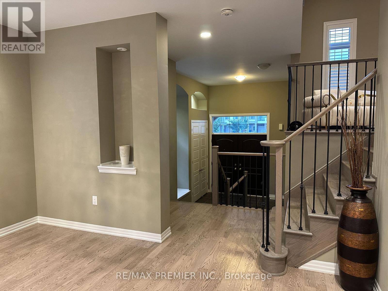 3156 Ernest Applebe Boulevard, Oakville, Ontario  L6H 7C3 - Photo 4 - W12448723