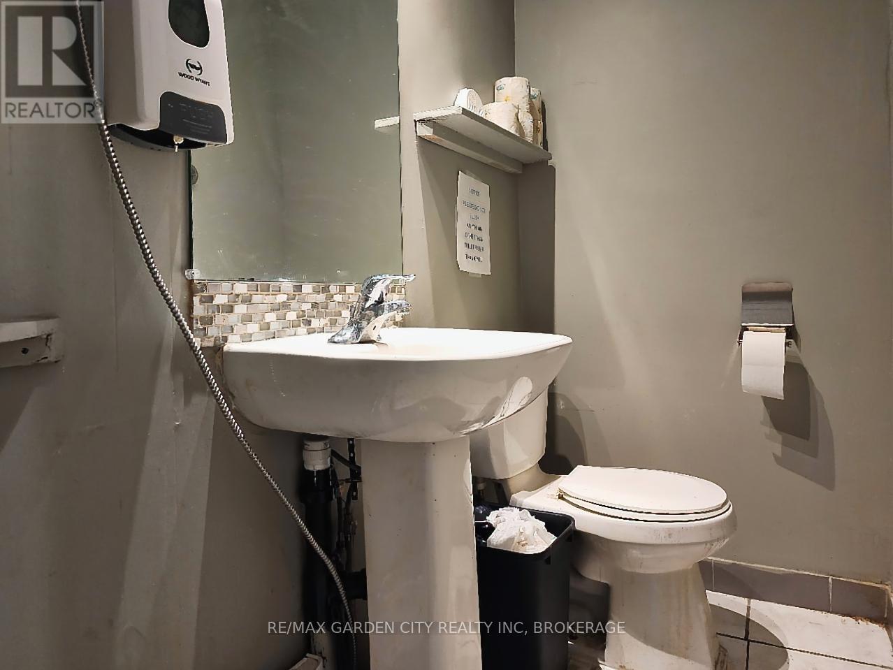 43 Geneva Street, St. Catharines, Ontario  L2N 2H1 - Photo 14 - X12448884