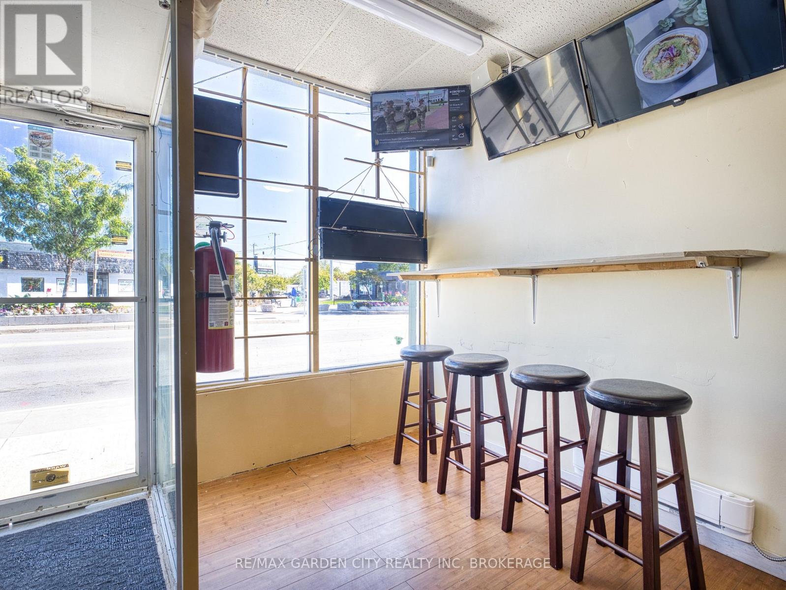 43 Geneva Street, St. Catharines, Ontario  L2N 2H1 - Photo 5 - X12448884