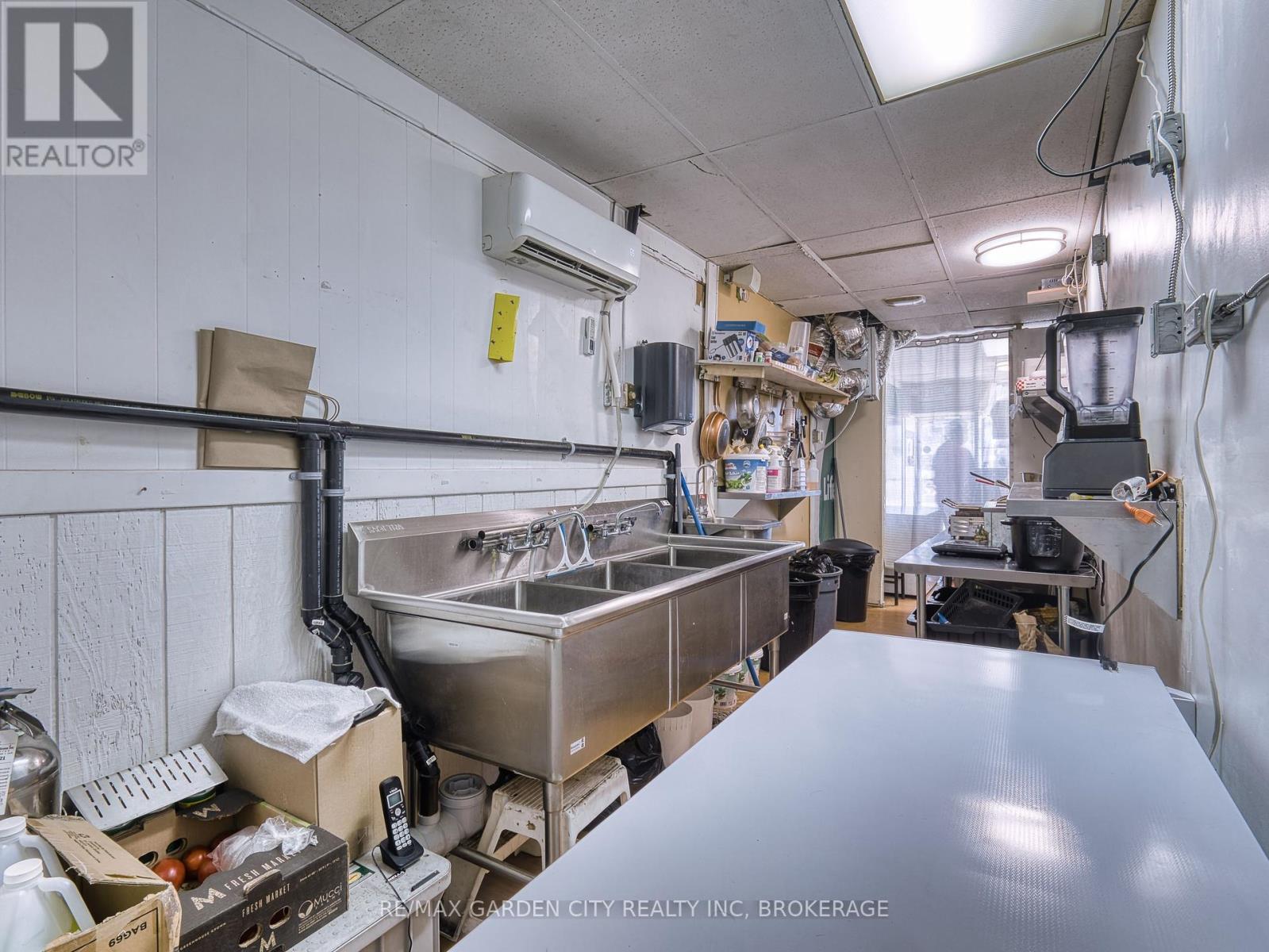 43 Geneva Street, St. Catharines, Ontario  L2N 2H1 - Photo 8 - X12448884
