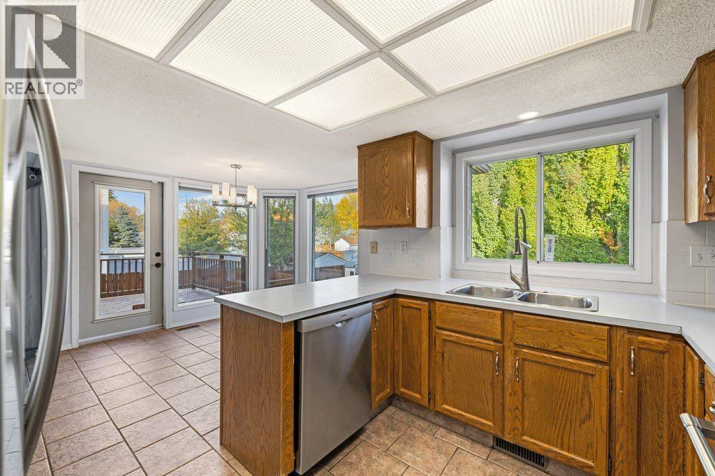 64 Woodmark Crescent Sw, Calgary, Alberta  T2W 4Z2 - Photo 6 - A2262249