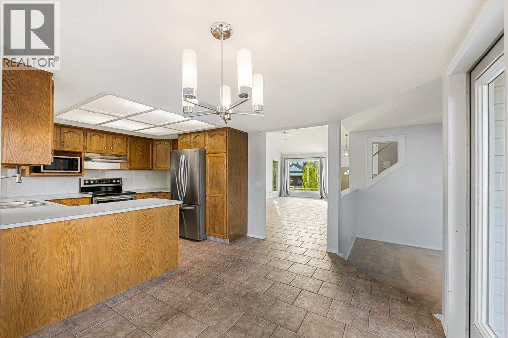 64 Woodmark Crescent Sw, Calgary, Alberta  T2W 4Z2 - Photo 8 - A2262249
