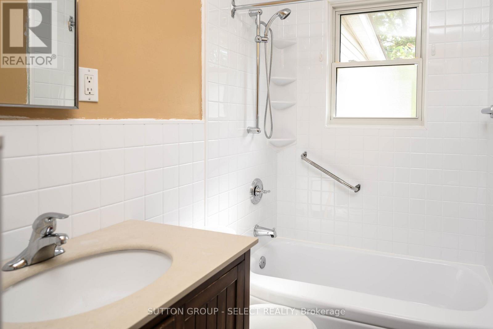 110 Laurentian Drive N, London East (East O), Ontario  N5W 1P2 - Photo 10 - X12448958