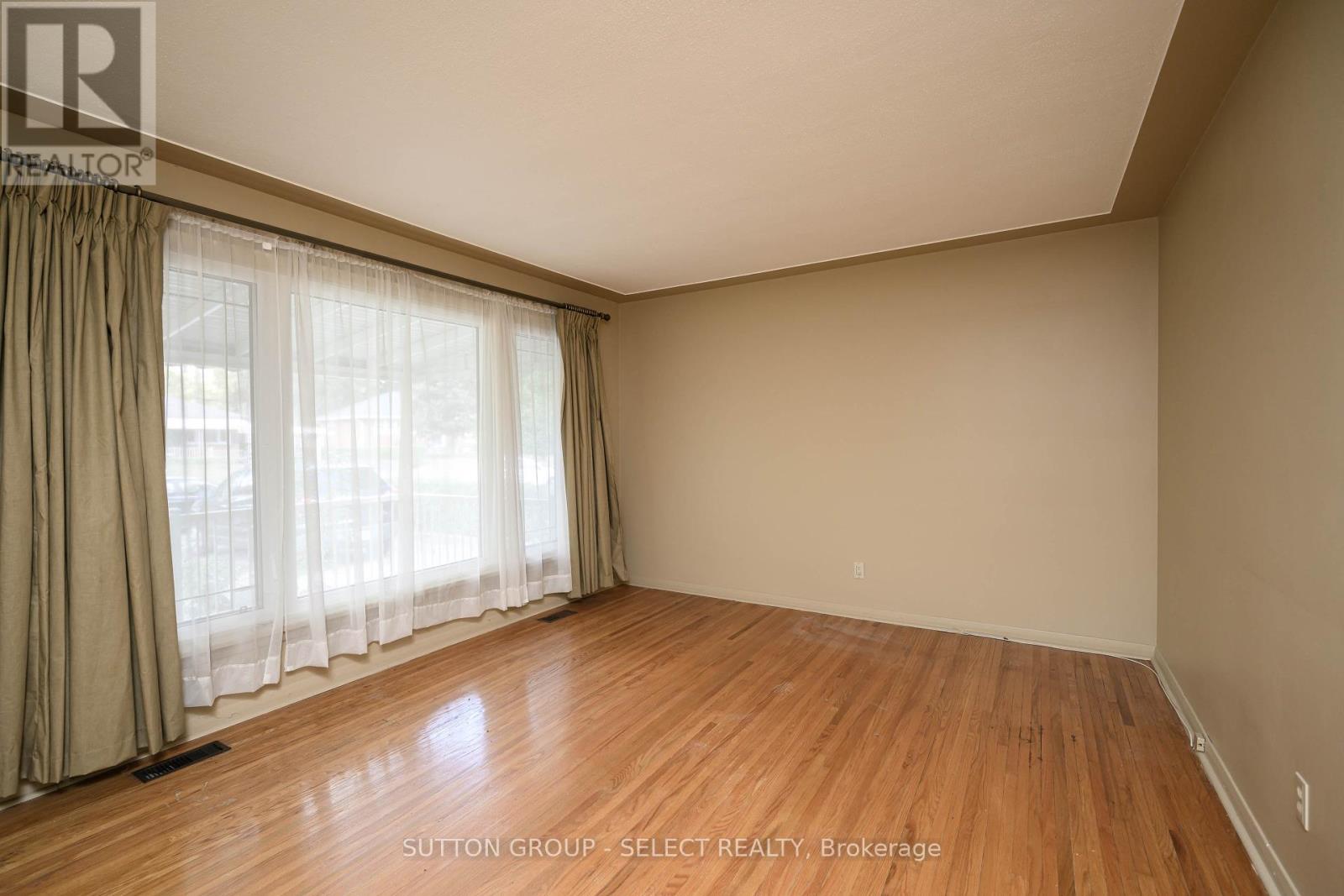 110 Laurentian Drive N, London East (East O), Ontario  N5W 1P2 - Photo 2 - X12448958