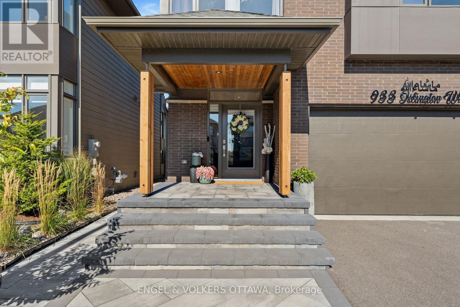 933 Islington Way, Ottawa, Ontario  K1T 0T7 - Photo 2 - X12449007