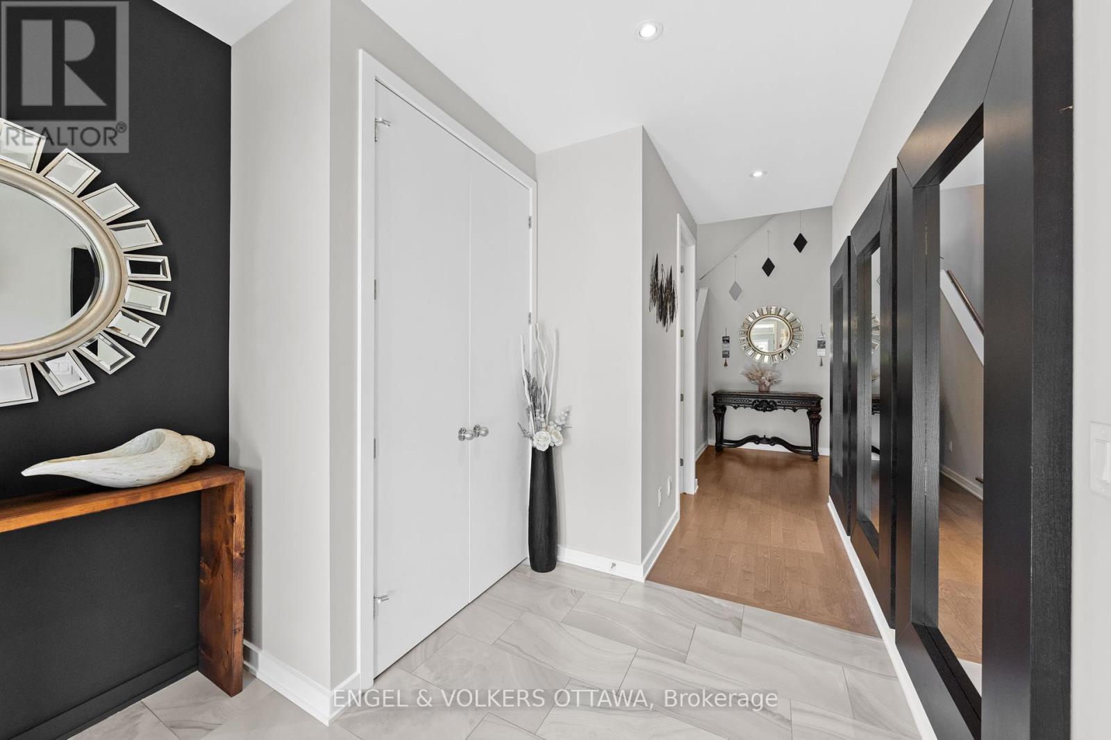 933 Islington Way, Ottawa, Ontario  K1T 0T7 - Photo 4 - X12449007