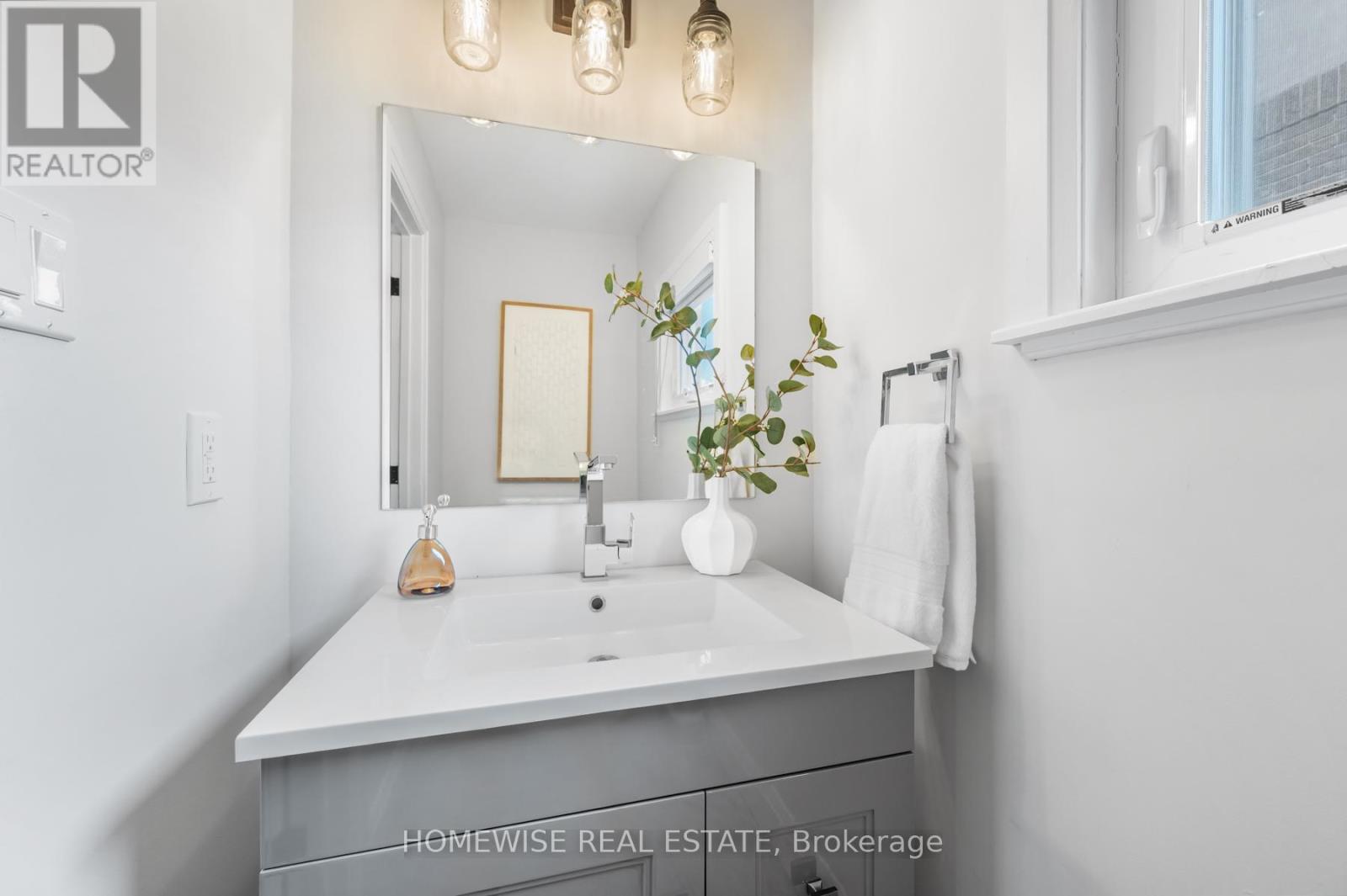 17 Earnscliffe Road, Toronto (Oakwood Village), Ontario  M6E 1J4 - Photo 17 - C12448912