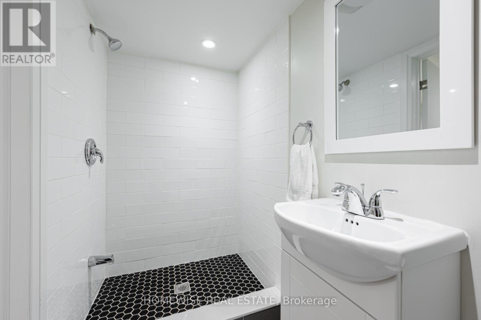 17 Earnscliffe Road, Toronto (Oakwood Village), Ontario  M6E 1J4 - Photo 32 - C12448912