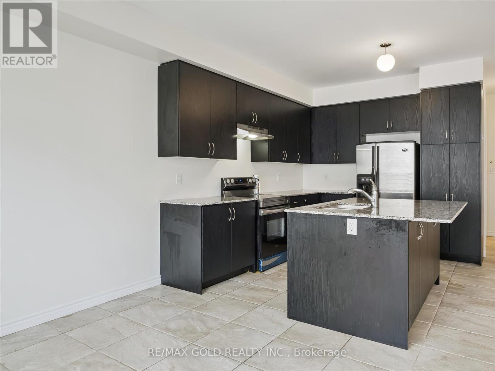Upper - 6 Bannister Road, Barrie, Ontario  L9J 0L5 - Photo 10 - S12448907