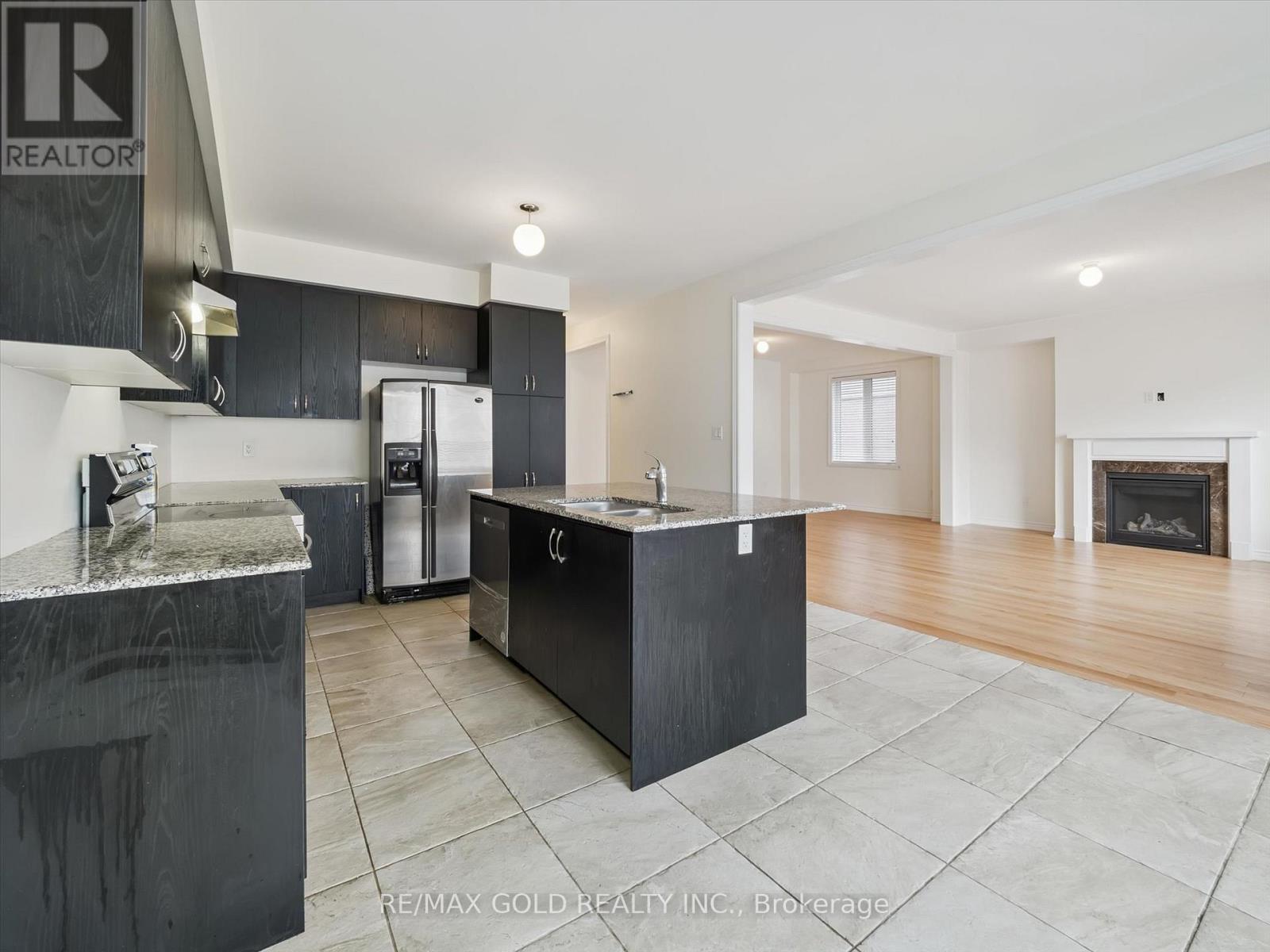 Upper - 6 Bannister Road, Barrie, Ontario  L9J 0L5 - Photo 11 - S12448907