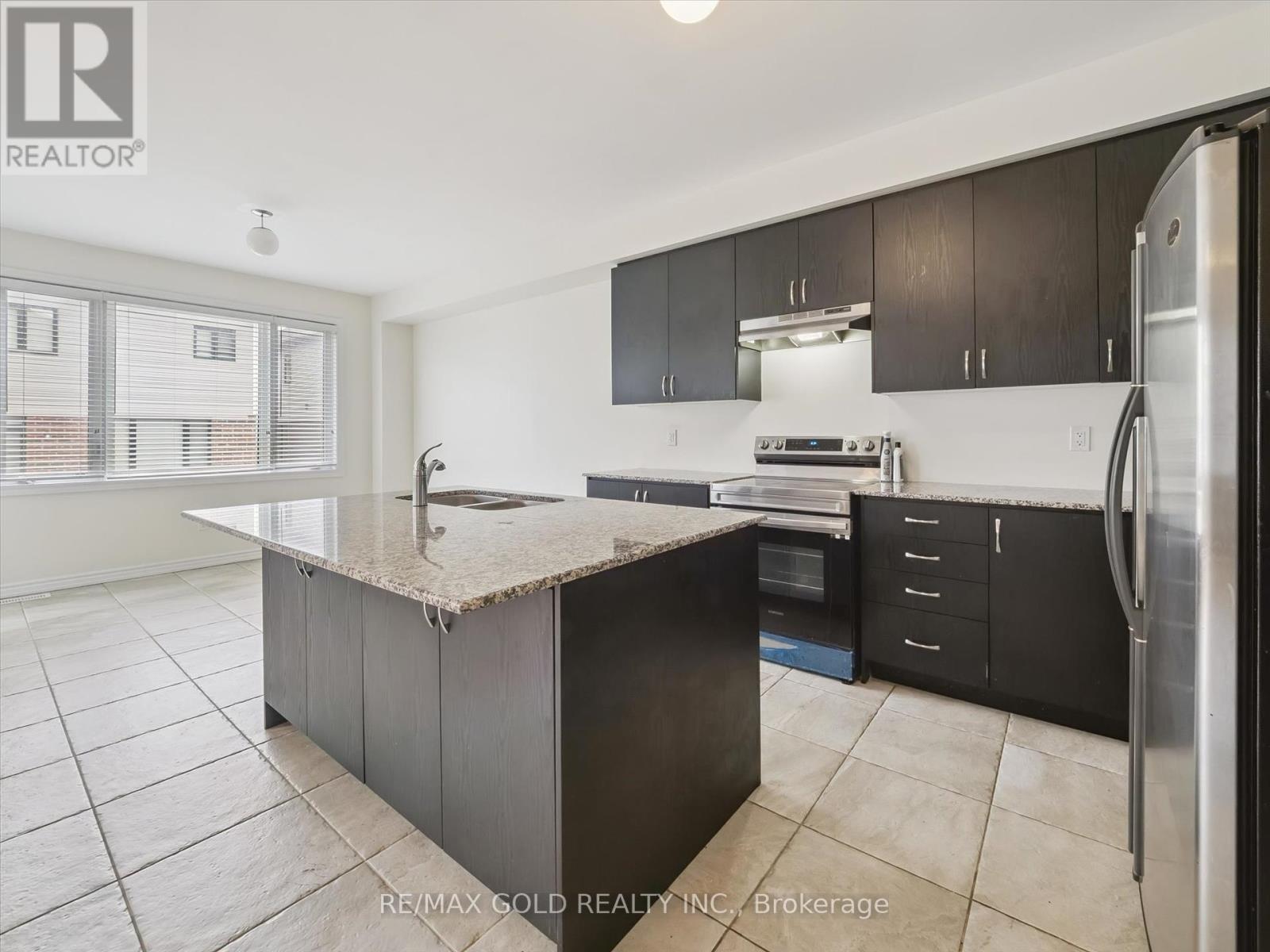 Upper - 6 Bannister Road, Barrie, Ontario  L9J 0L5 - Photo 12 - S12448907