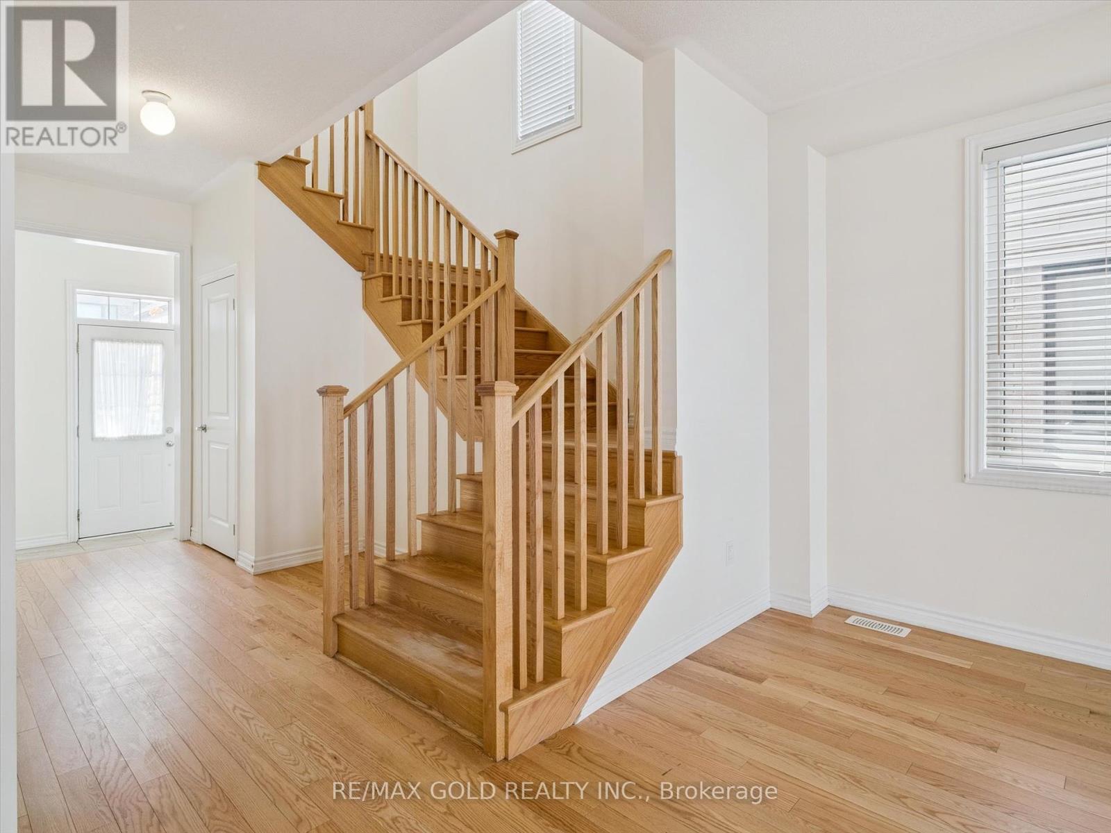 Upper - 6 Bannister Road, Barrie, Ontario  L9J 0L5 - Photo 16 - S12448907