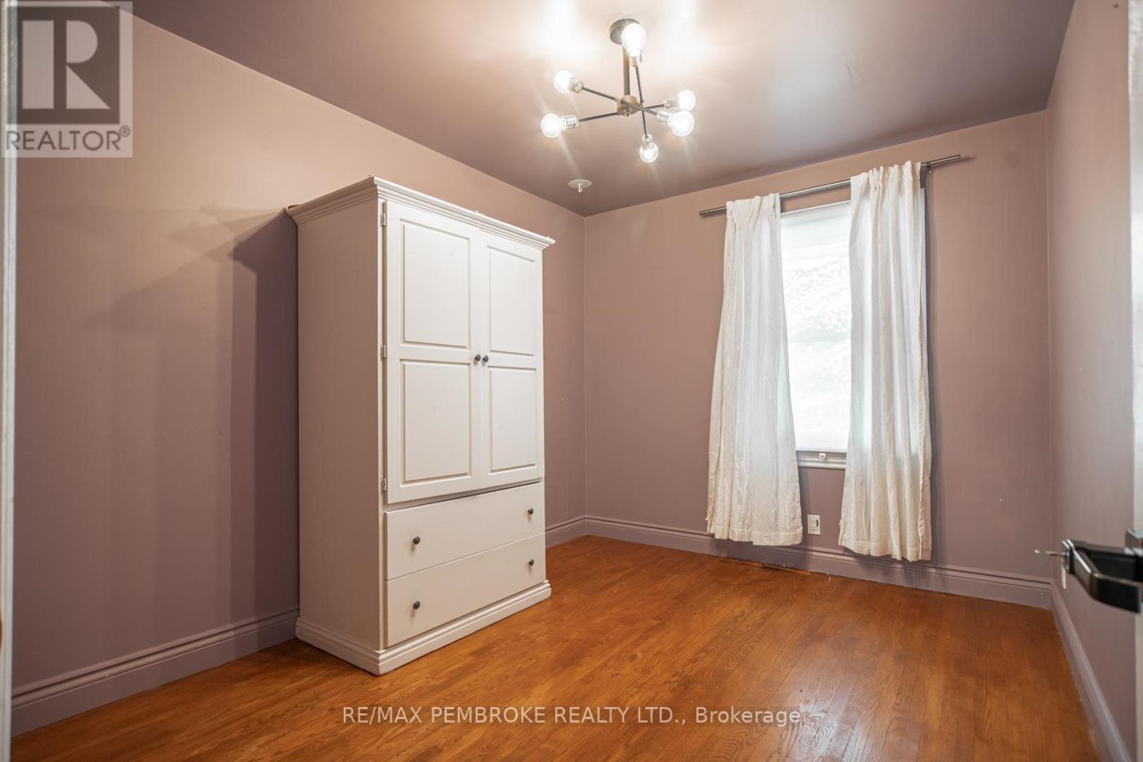 526 Esther Street, Pembroke, Ontario  K8A 3E7 - Photo 19 - X12448956