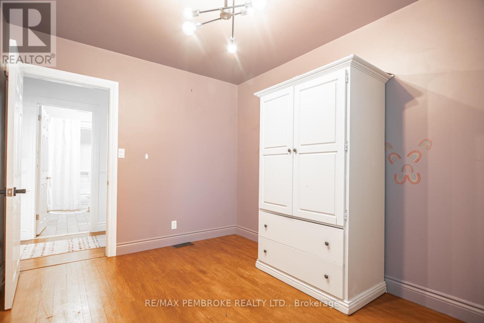 526 Esther Street, Pembroke, Ontario  K8A 3E7 - Photo 20 - X12448956
