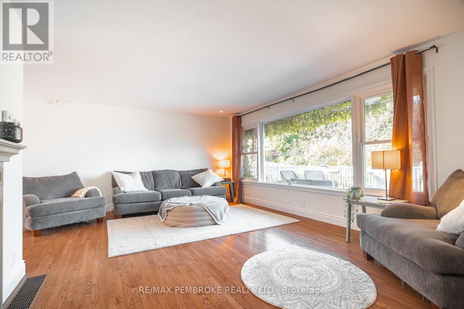 526 Esther Street, Pembroke, Ontario  K8A 3E7 - Photo 6 - X12448956