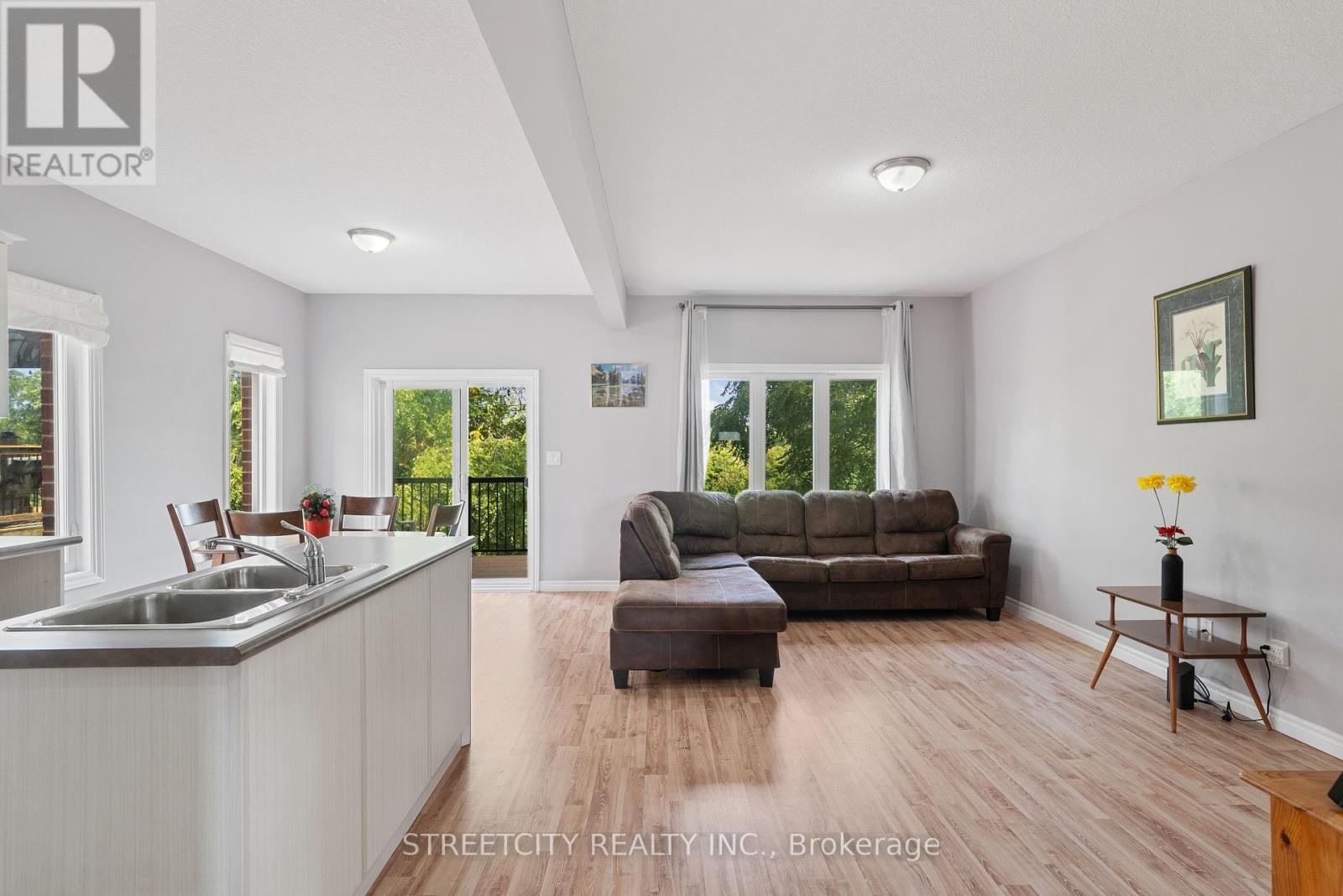 69 Yvonne Crescent, London South (South I), Ontario  N5Z 0A5 - Photo 4 - X12448946