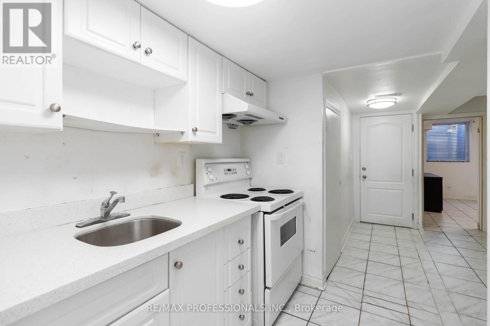 Bsmnt - 3073 Ireson Court, Mississauga, Ontario  L4T 1N7 - Photo 2 - W12448732