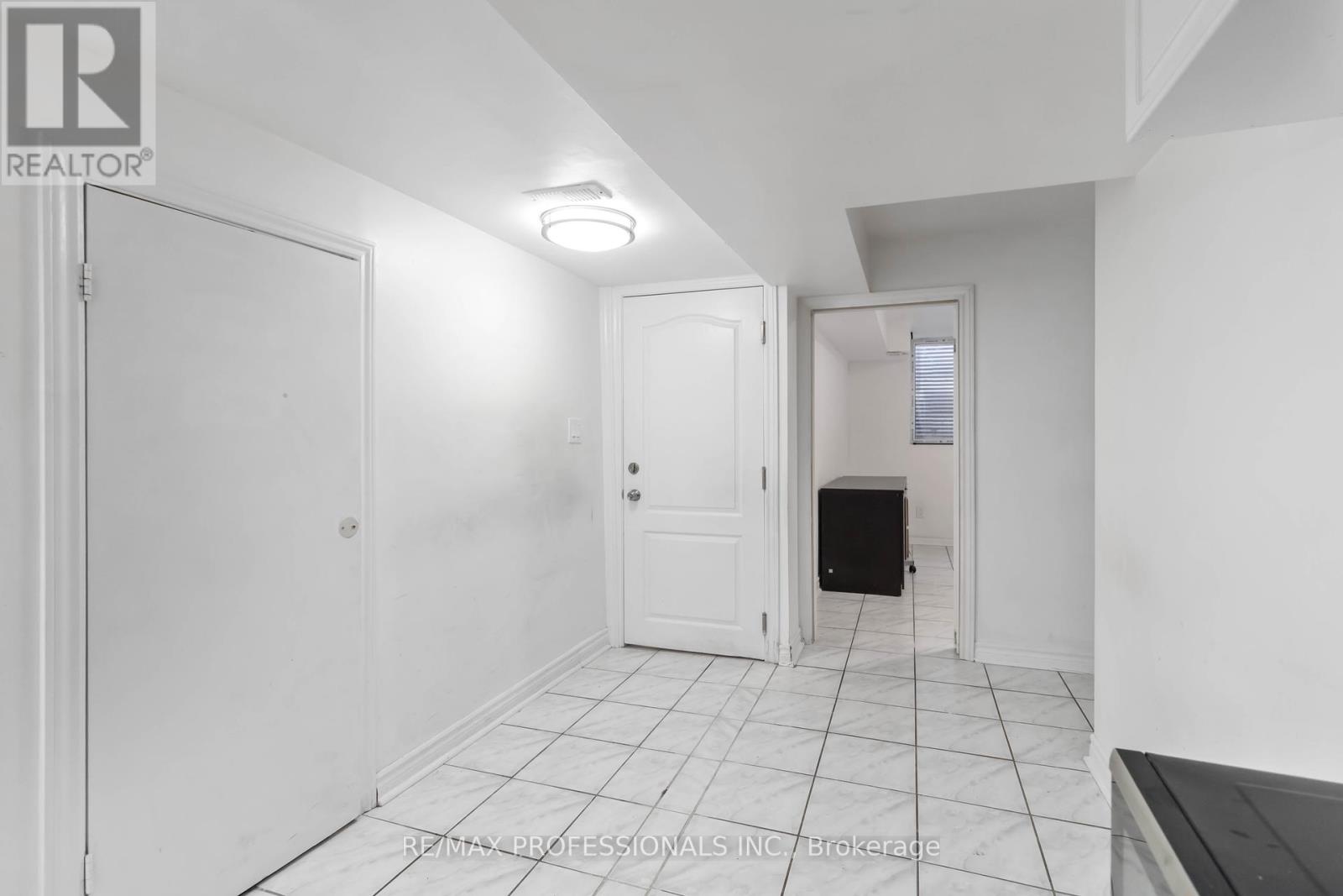 Bsmnt - 3073 Ireson Court, Mississauga, Ontario  L4T 1N7 - Photo 8 - W12448732