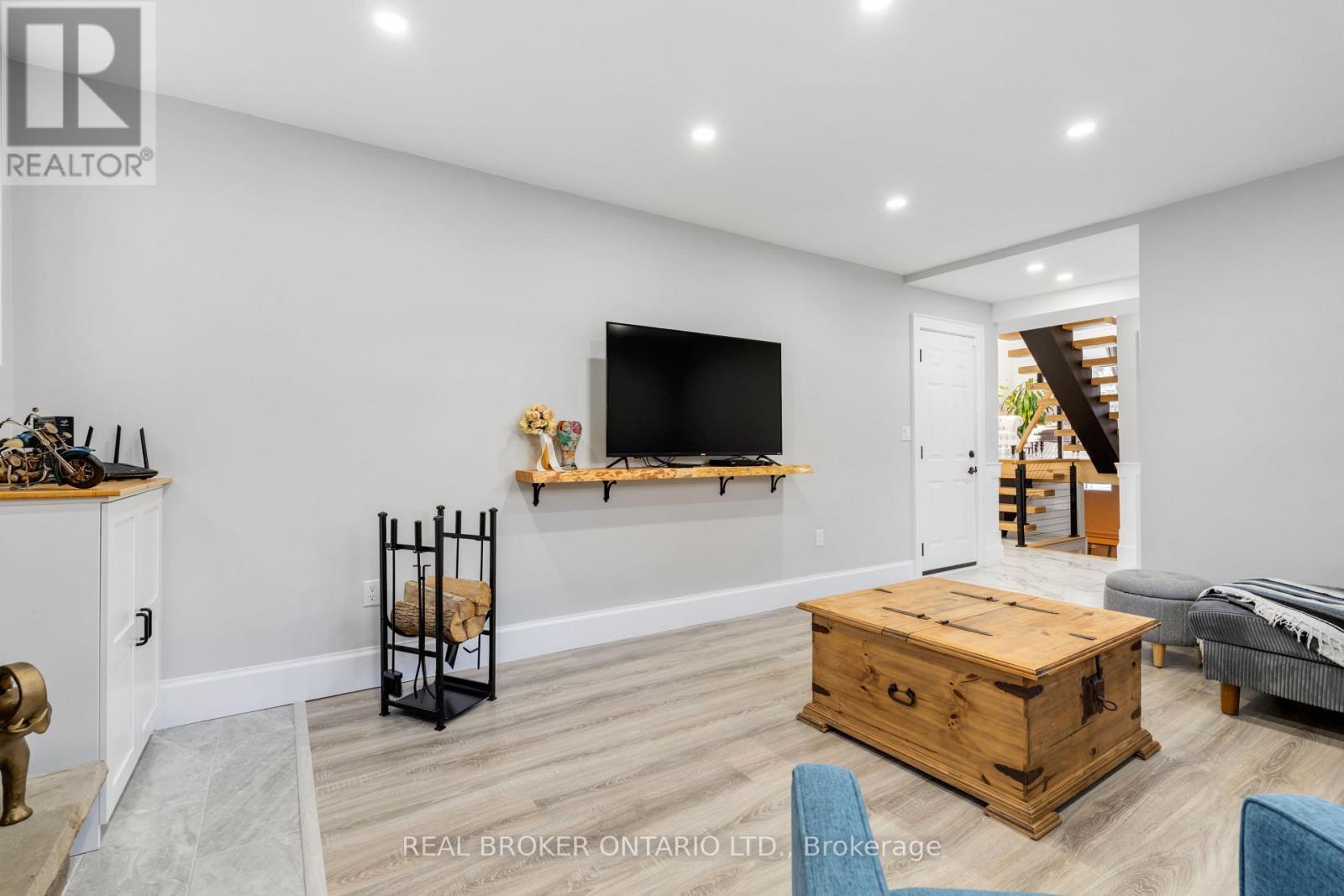 13 Pine Tree Crescent, Brampton (Brampton East), Ontario  L6W 1C7 - Photo 12 - W12448740